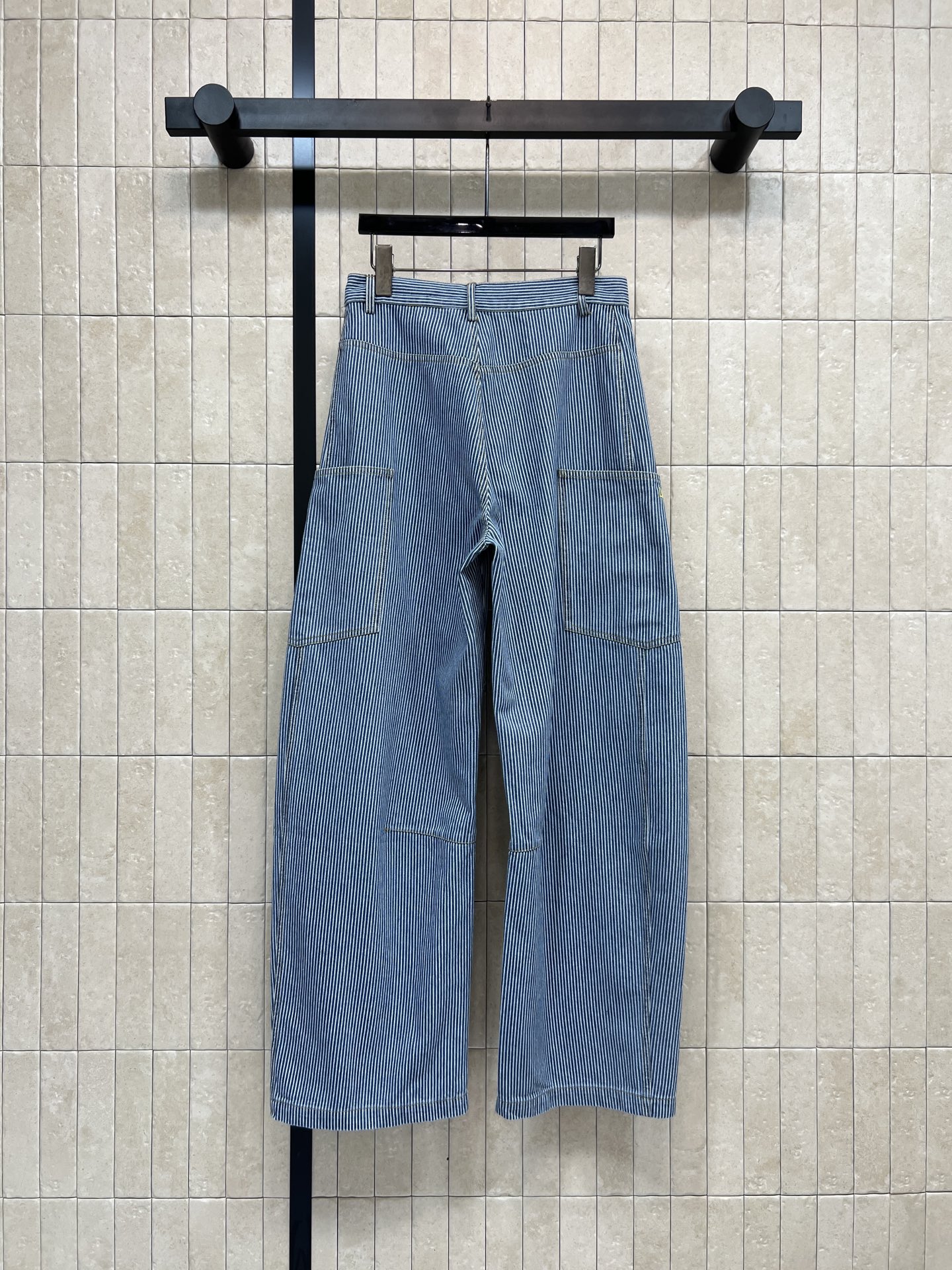 L 家 26早春新款 美式条纹工装弯刀裤 蓝白竖条纹设计 宽松阔腿剪裁 舒适又时髦！多口袋工装元素 实用