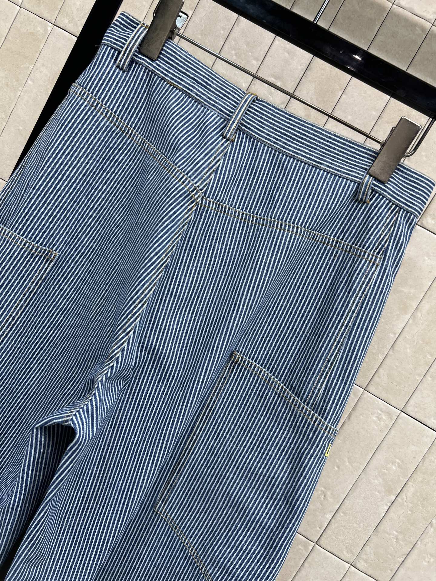 L 家 26早春新款 美式条纹工装弯刀裤 蓝白竖条纹设计 宽松阔腿剪裁 舒适又时髦！多口袋工装元素 实用