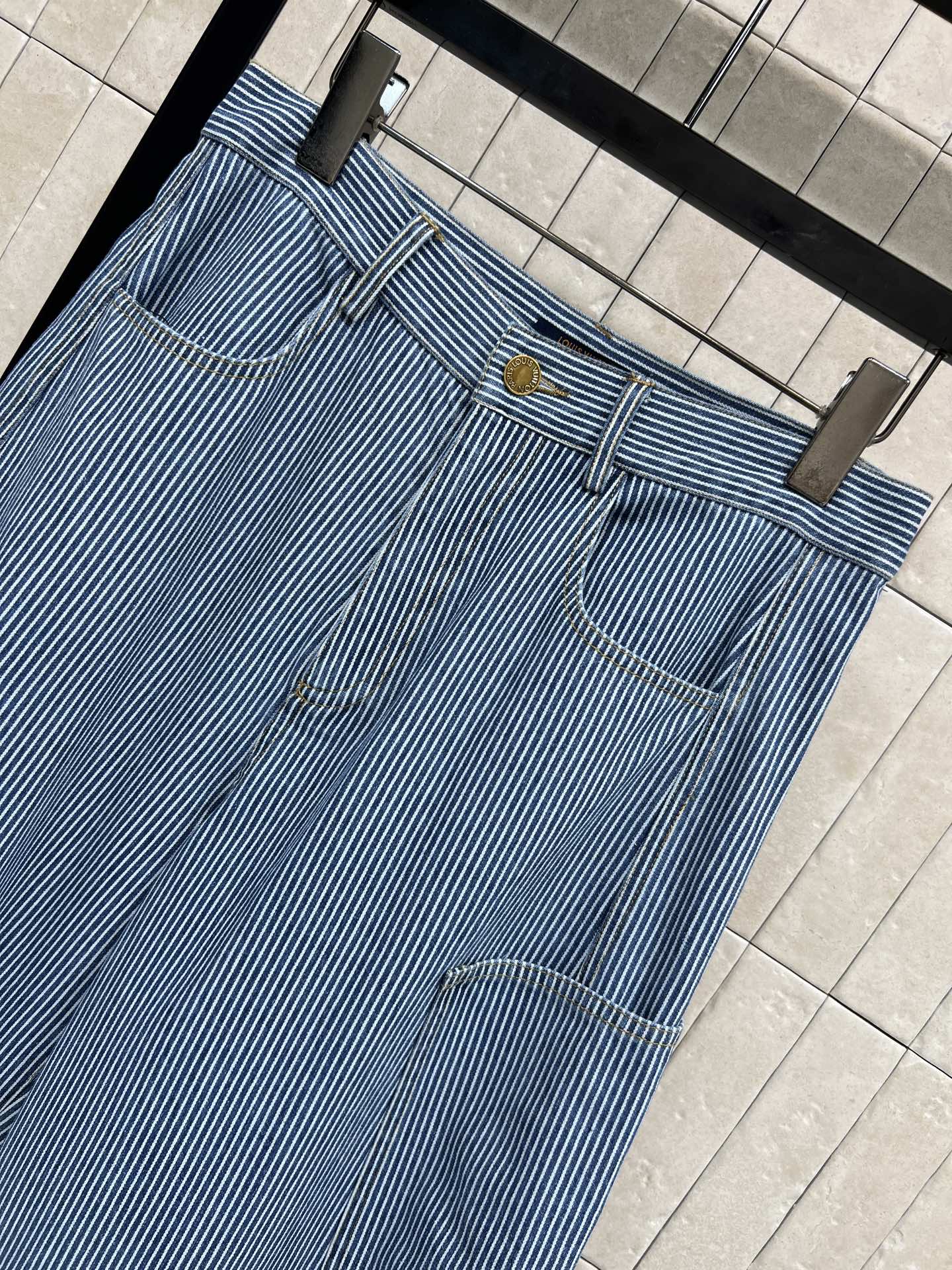 L 家 26早春新款 美式条纹工装弯刀裤 蓝白竖条纹设计 宽松阔腿剪裁 舒适又时髦！多口袋工装元素 实用