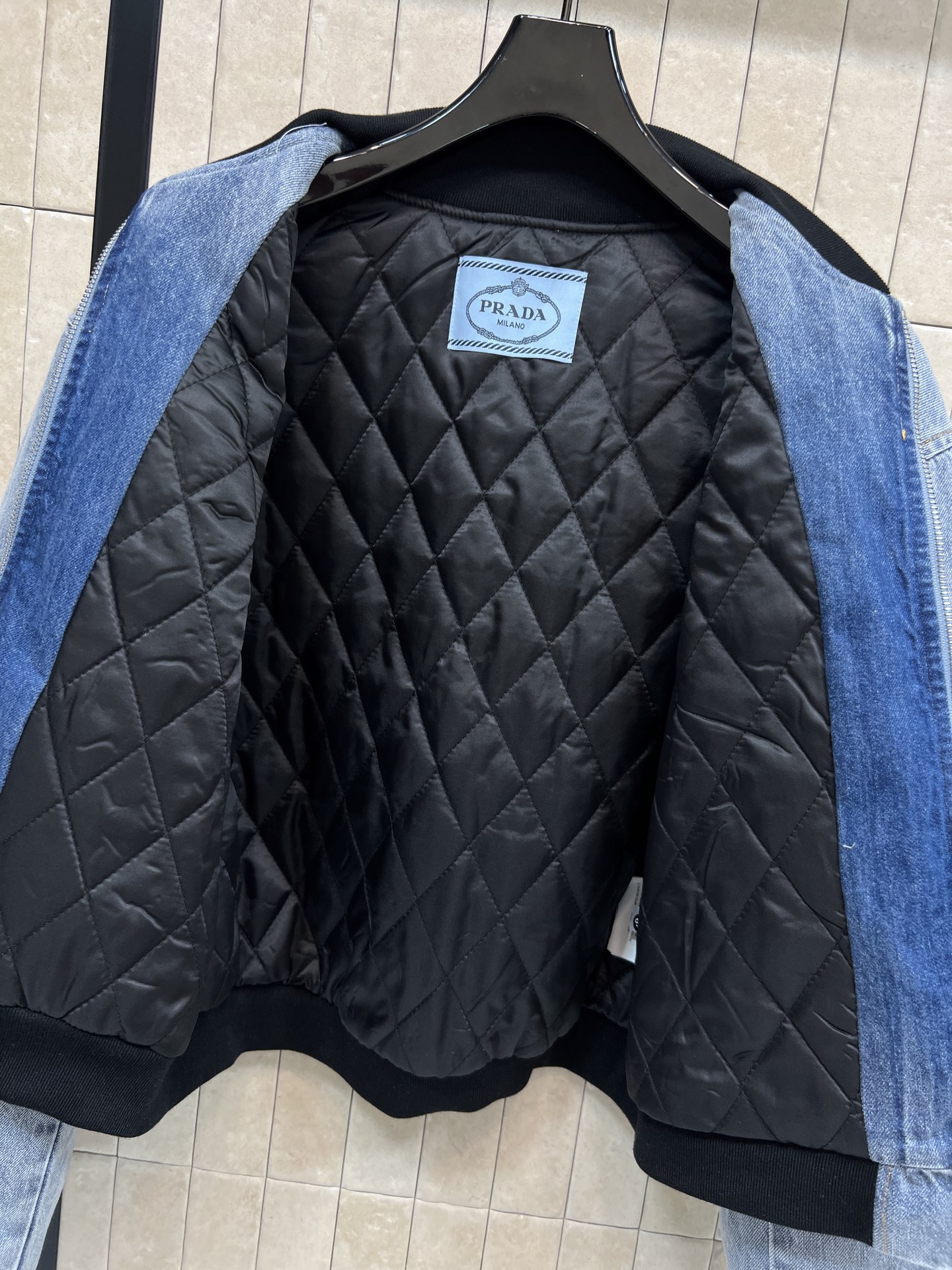 PD家 26早春新款 牛仔飞行员夹克棉服 浅蓝水洗面料+黑色罗纹圆领和袖口 复古运动感满满！胸前倒三角徽