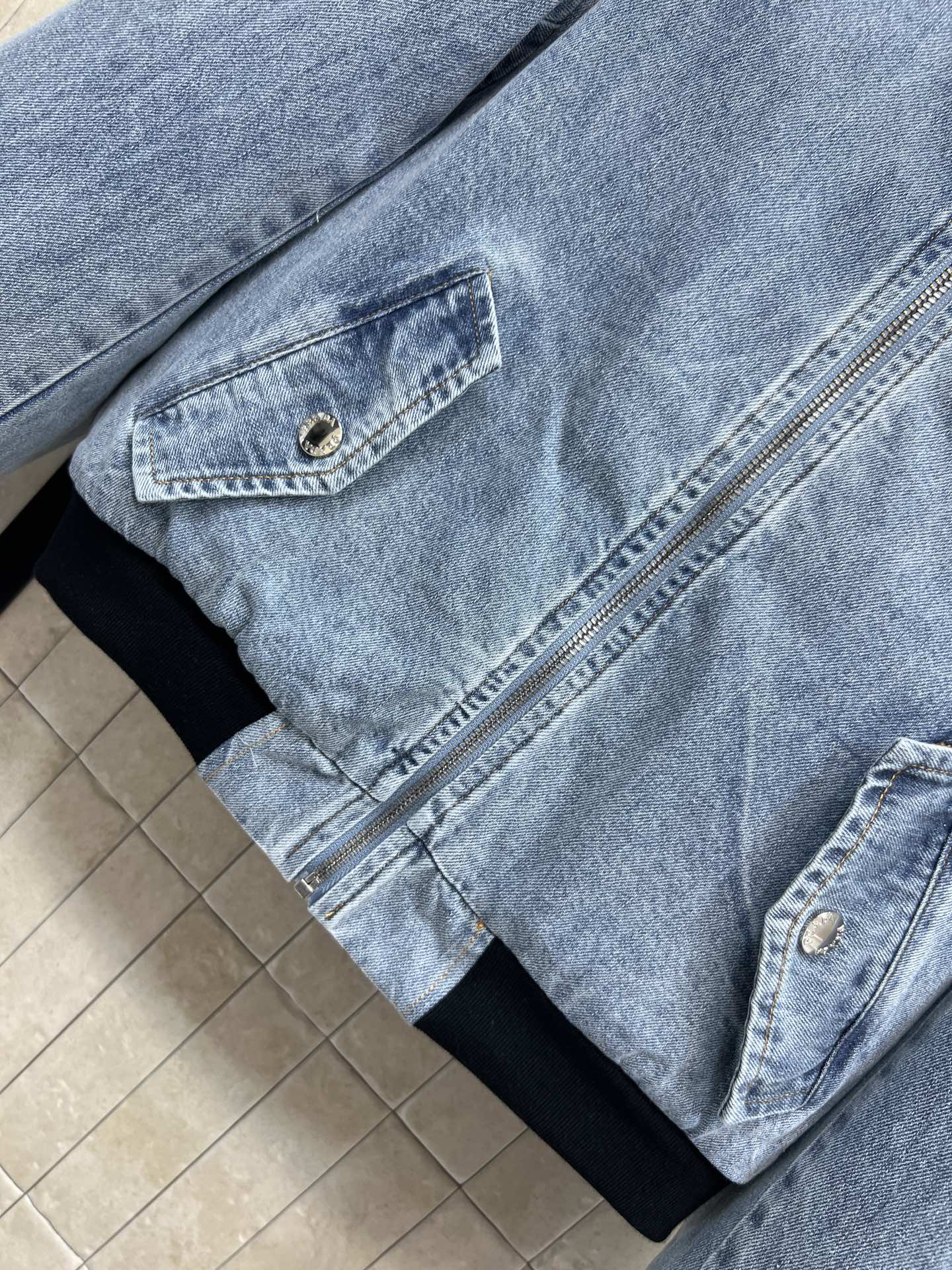 PD家 26早春新款 牛仔飞行员夹克棉服 浅蓝水洗面料+黑色罗纹圆领和袖口 复古运动感满满！胸前倒三角徽