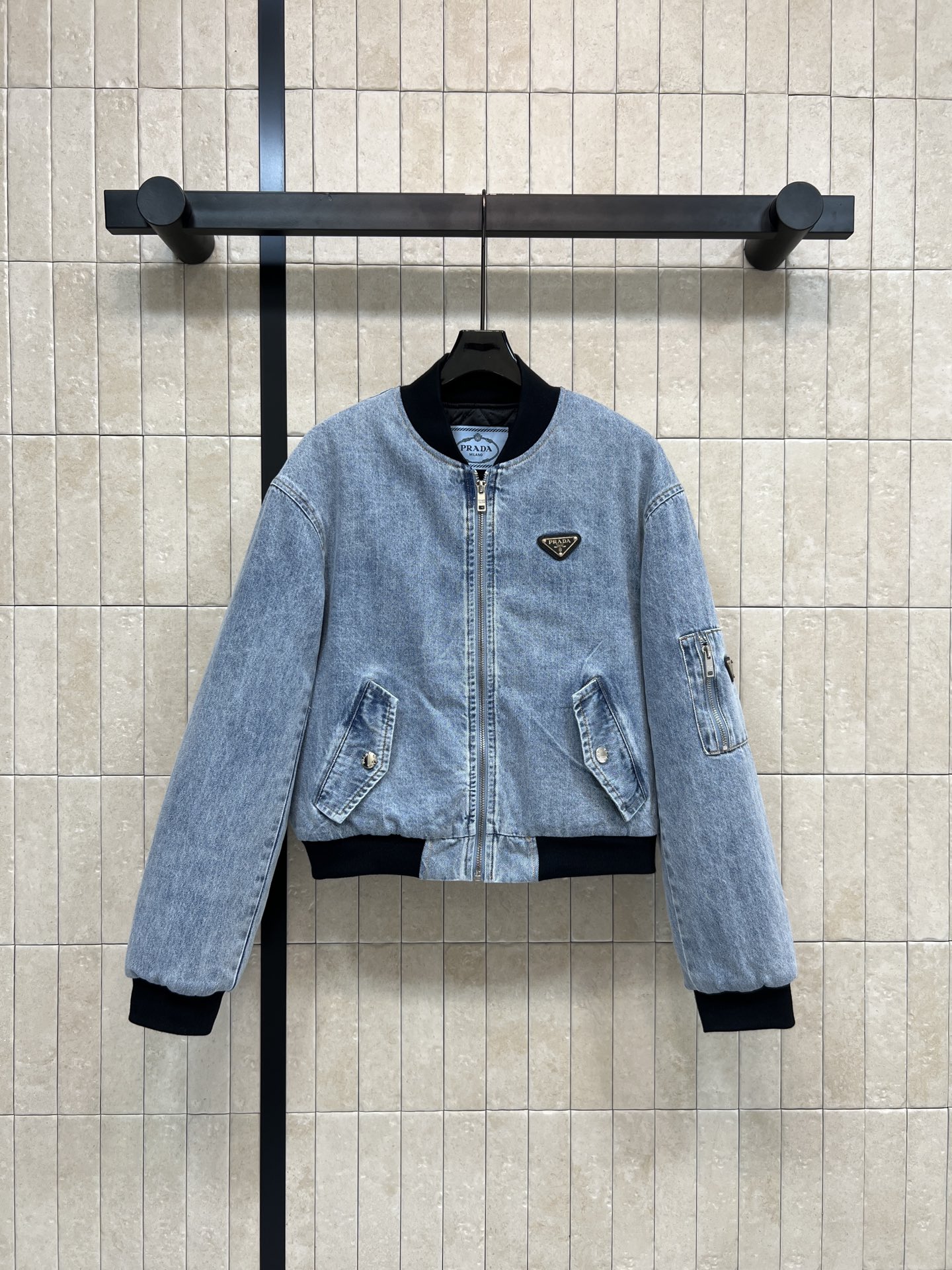 NO:683850,PD Home 26 early spring new denim bomber jacket cotton jacket, light blue washed fabric + black ribbed round neck and cuffs, full of retro sporty feel!  The inverted triangle logo on the chest is very recognizable. The zipper pocket on the left arm is designed to be practical and fashionable. The short version has a quilted design inside. Pair it with high-waisted pants or skirts to easily optimize your body proportions. It’s super stylish for daily outings!  One color and three sizes Size/S-M-L,,dior,skirts,jackets & coats,19860909PD家 26早春新款 牛仔飞行员夹克棉服 浅蓝水洗面料+黑色罗纹圆领和袖口 复古运动感满满！胸前倒三角徽标超有辨识度 左臂拉链口袋设计实用又时髦 短款版型 里面夹棉设计 搭配高腰裤或半裙 轻松优化身材比例 日常出街超有范儿！一色三码Size/S-M-L,,dior,skirts,jackets & coats,,Women's clothing