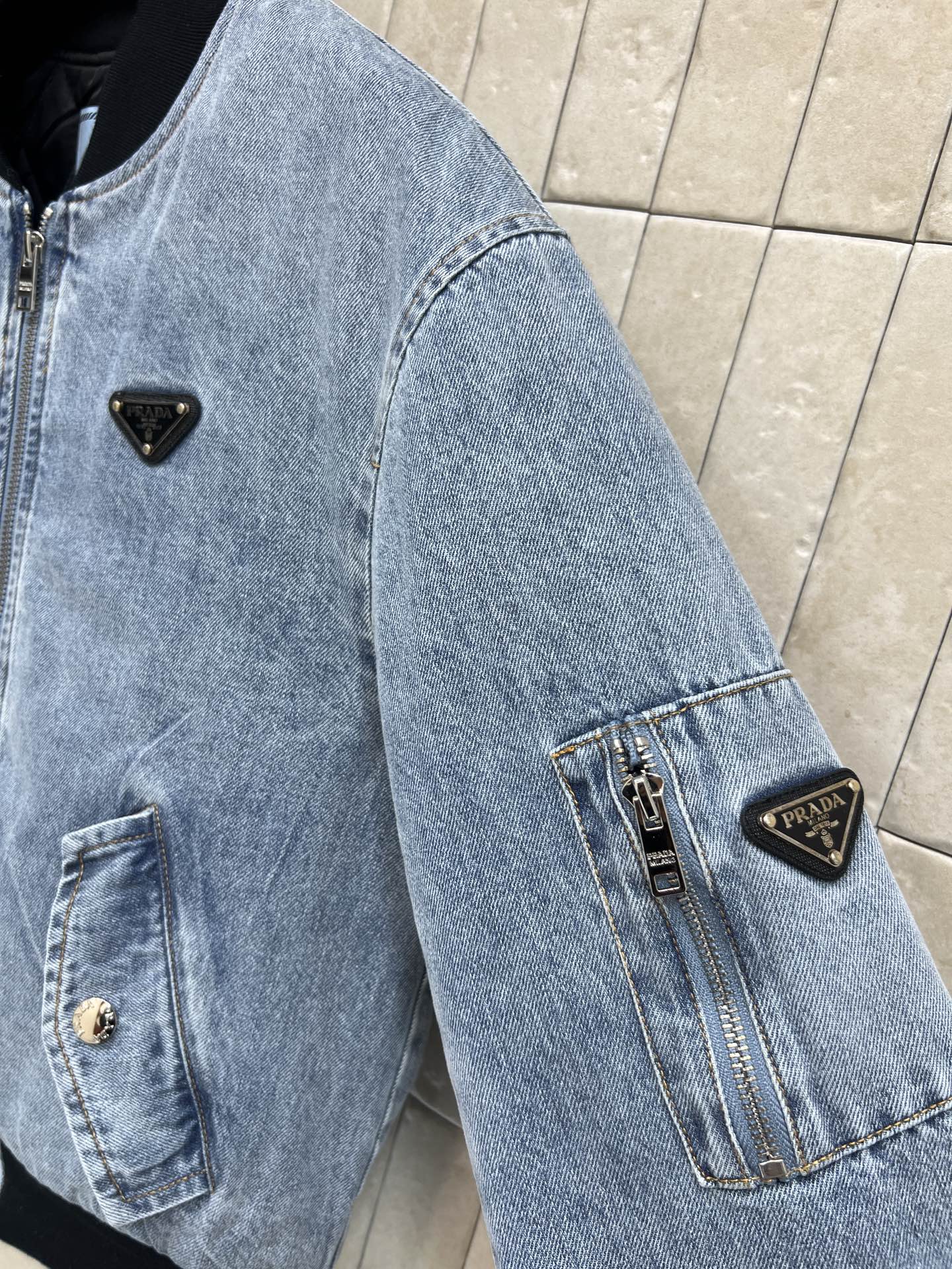 PD家 26早春新款 牛仔飞行员夹克棉服 浅蓝水洗面料+黑色罗纹圆领和袖口 复古运动感满满！胸前倒三角徽