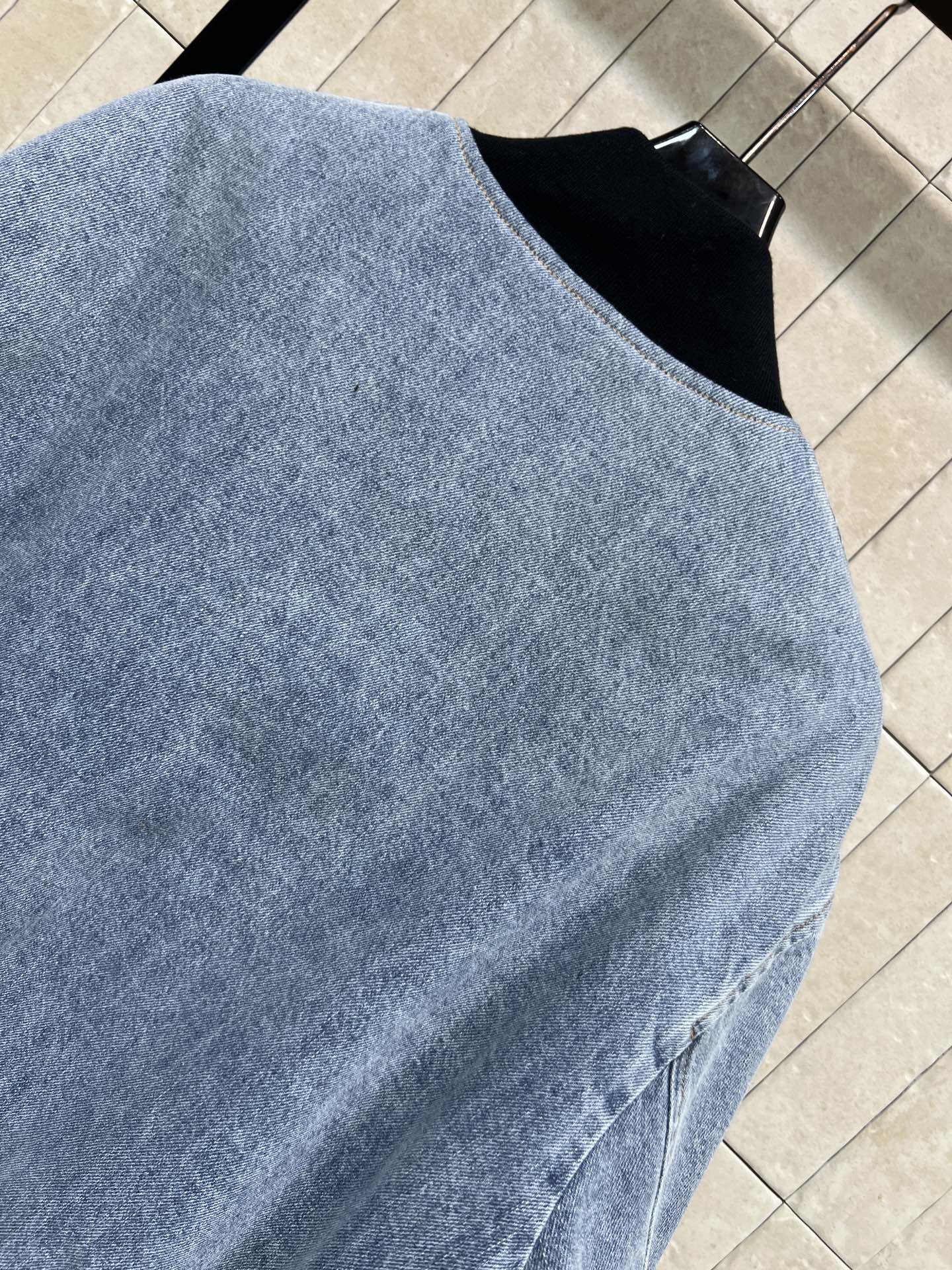 PD家 26早春新款 牛仔飞行员夹克棉服 浅蓝水洗面料+黑色罗纹圆领和袖口 复古运动感满满！胸前倒三角徽