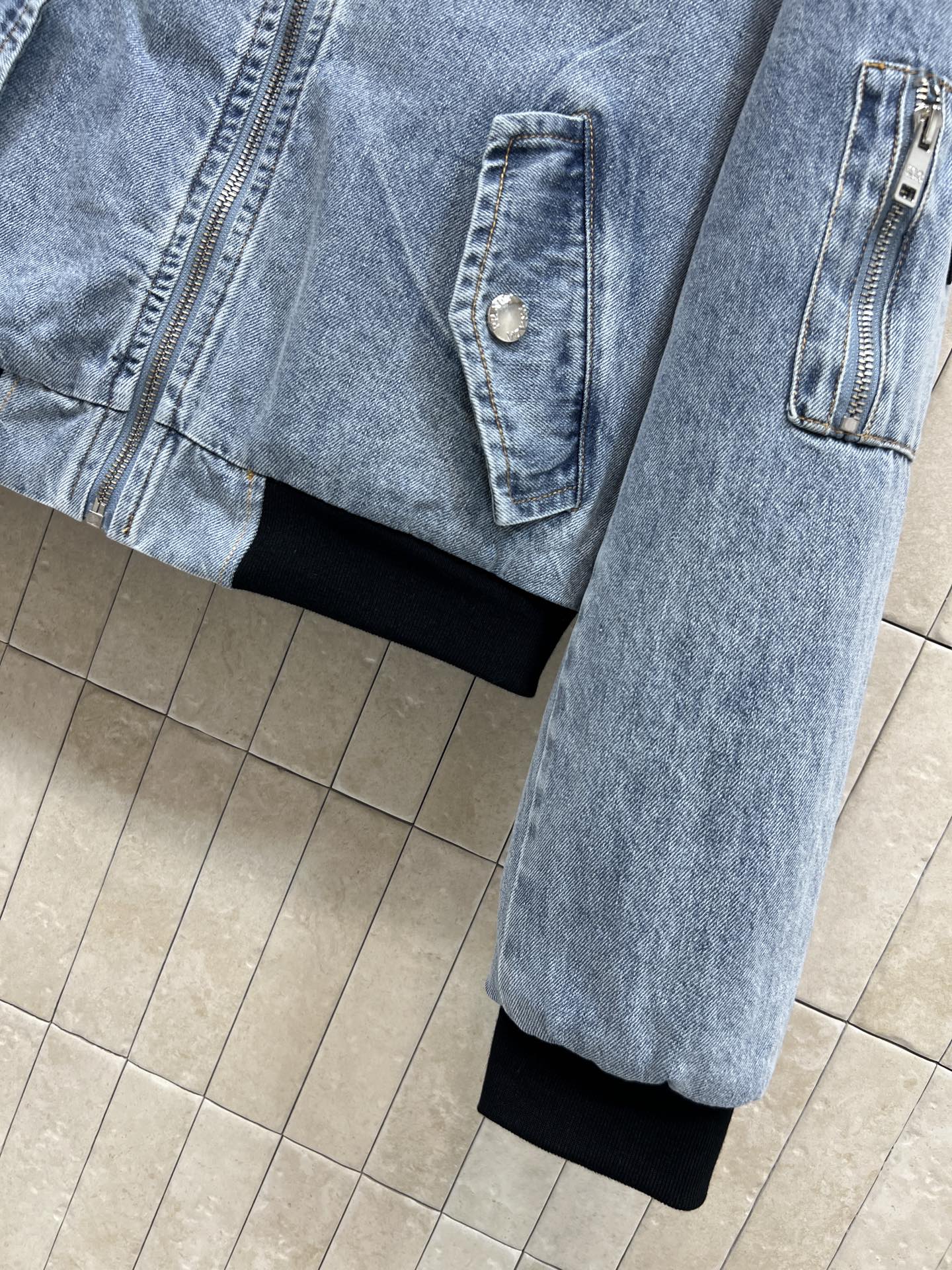 PD家 26早春新款 牛仔飞行员夹克棉服 浅蓝水洗面料+黑色罗纹圆领和袖口 复古运动感满满！胸前倒三角徽