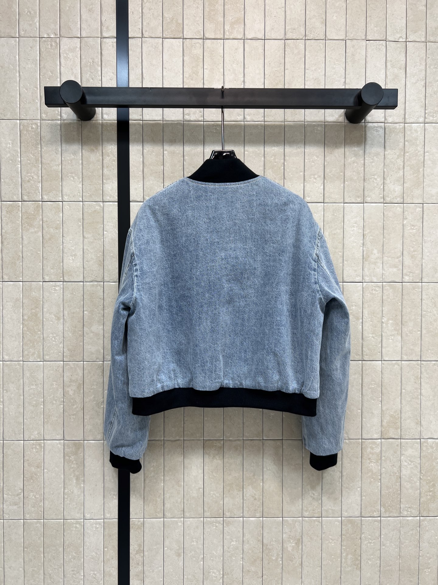 PD家 26早春新款 牛仔飞行员夹克棉服 浅蓝水洗面料+黑色罗纹圆领和袖口 复古运动感满满！胸前倒三角徽