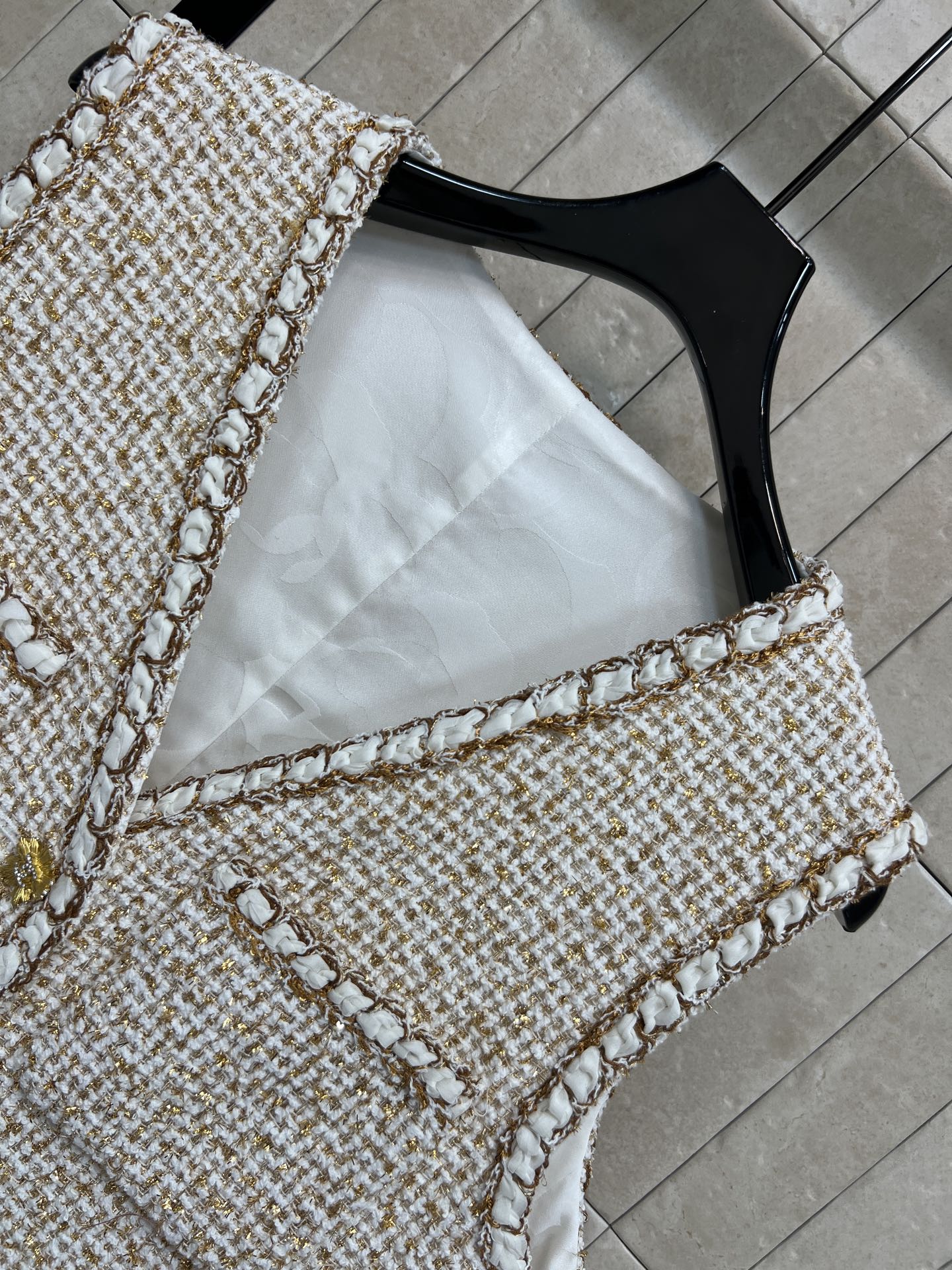 小香家 26早春新款 金丝粗花呢马甲 米白+金色纱线编织 低调闪耀超有质感！V领+四口袋设计 金色花瓣纽