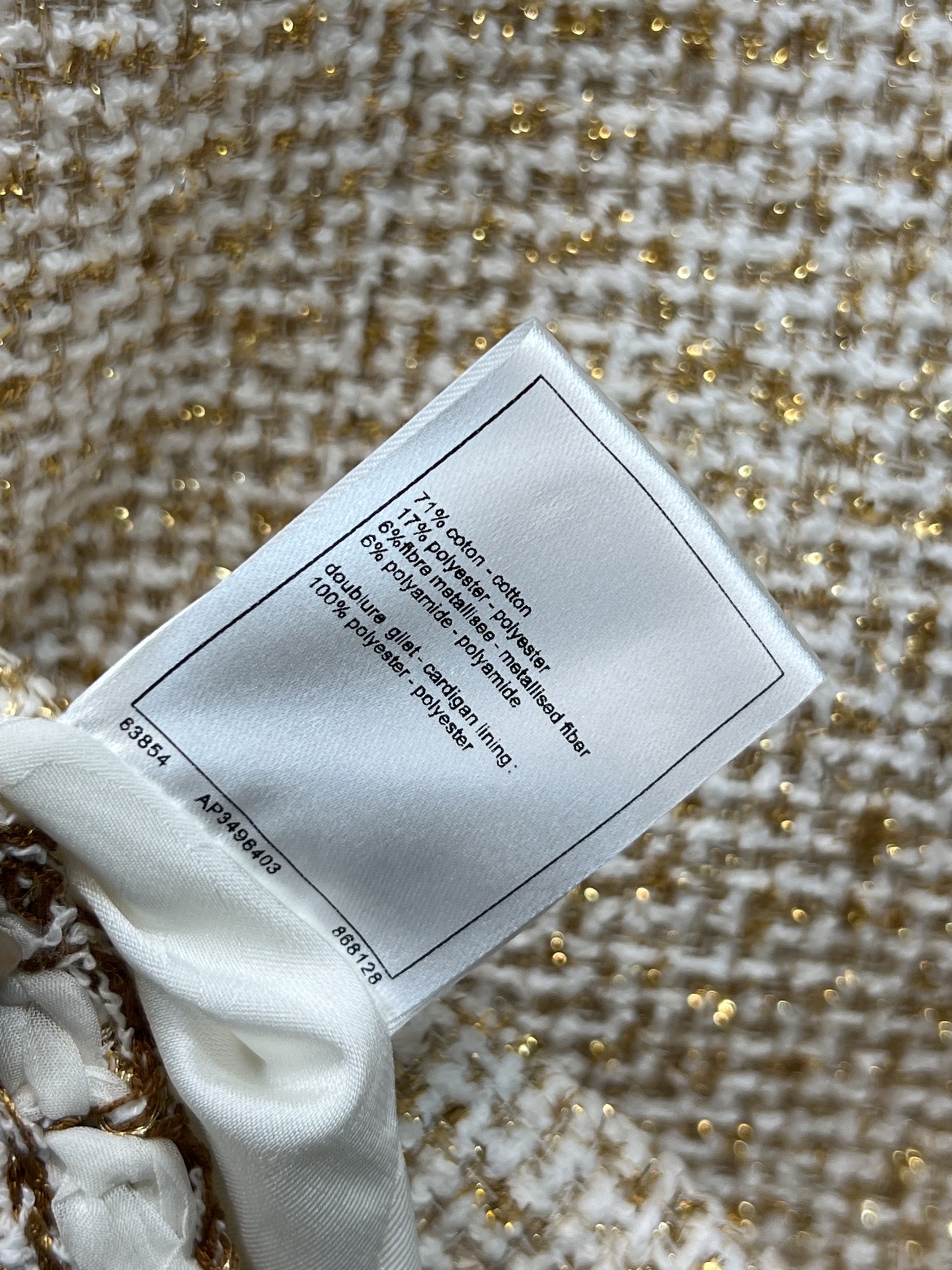 小香家 26早春新款 金丝粗花呢马甲 米白+金色纱线编织 低调闪耀超有质感！V领+四口袋设计 金色花瓣纽