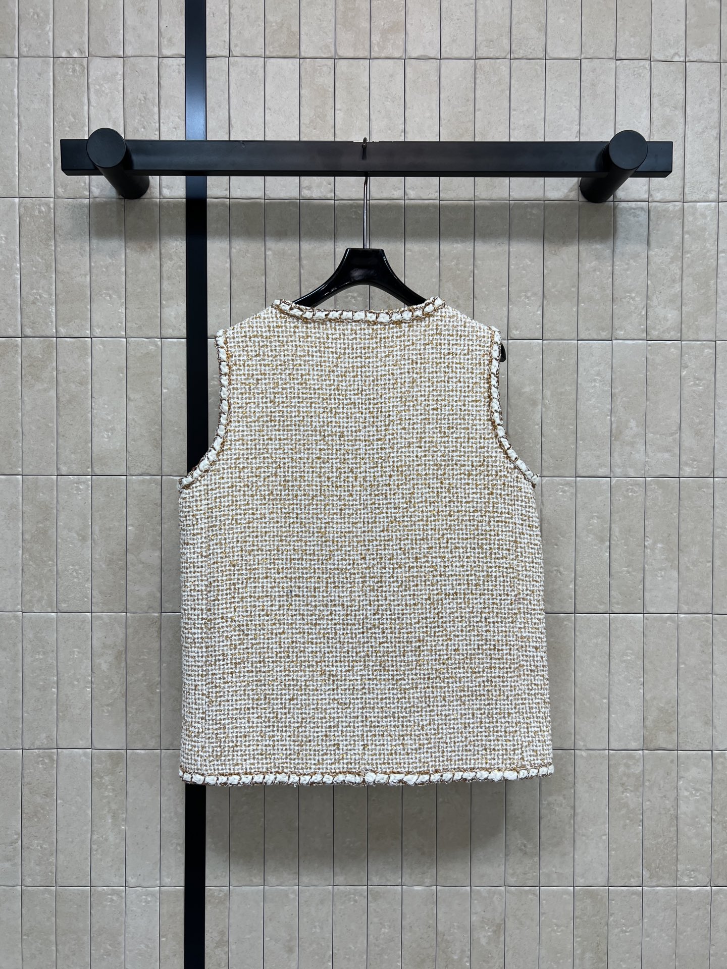 小香家 26早春新款 金丝粗花呢马甲 米白+金色纱线编织 低调闪耀超有质感！V领+四口袋设计 金色花瓣纽