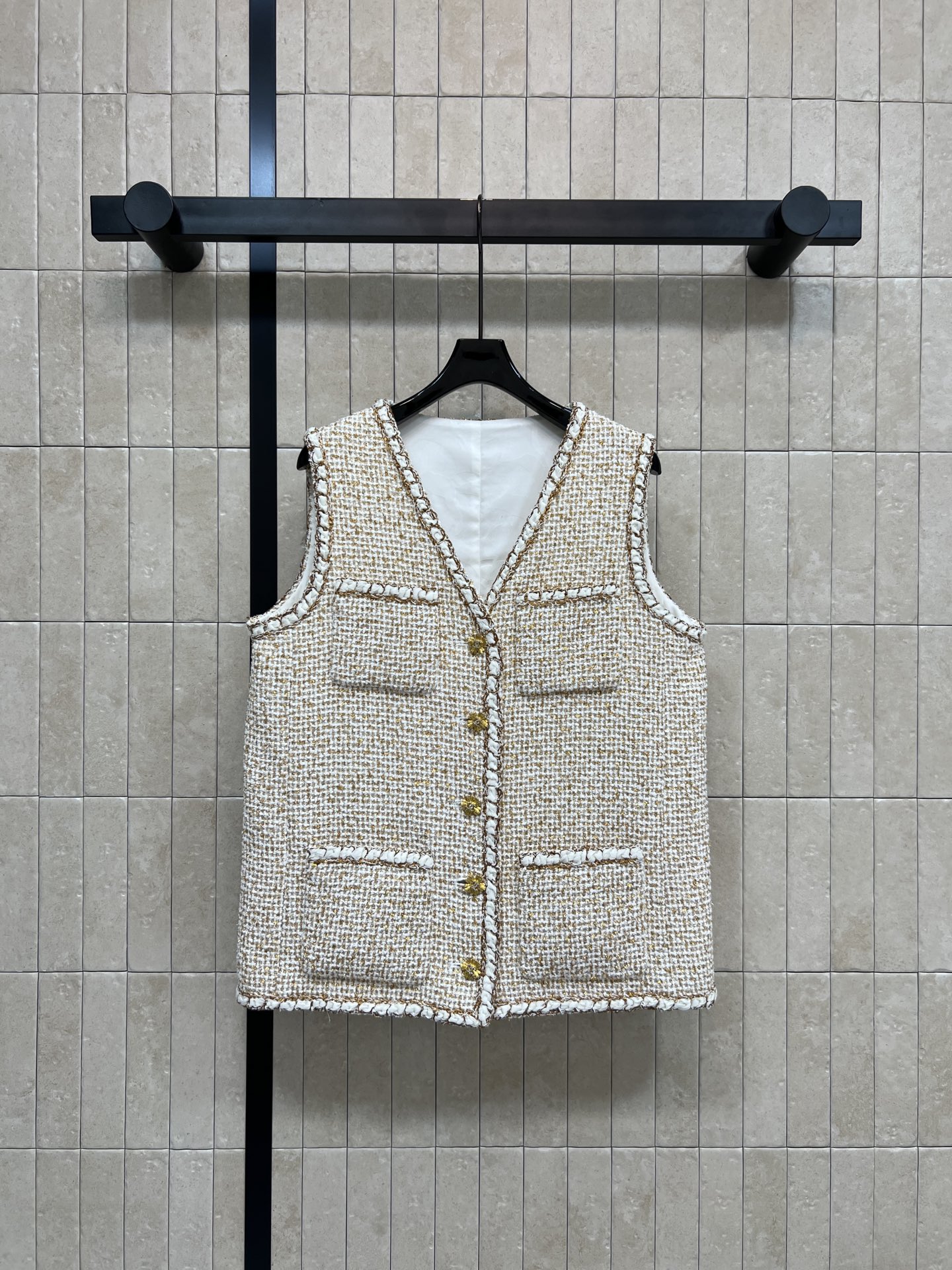 NO:683864,Xiaoxiangjia 26 early spring new style gold tweed vest, off-white + gold yarn weaving, low-key, sparkling and super textured!  V-neck + four-pocket design, gold petal buttons embellishment, perfect details, elegant when worn alone or layered, French lady style is easy to achieve ~ one color, three sizes, Size/S-M-L,,chanel,19860909小香家 26早春新款 金丝粗花呢马甲 米白+金色纱线编织 低调闪耀超有质感！V领+四口袋设计 金色花瓣纽扣点缀 细节满分 单穿叠搭都很优雅 法式名媛风轻松拿捏~一色三码Size/S-M-L,,chanel,,Women's clothing