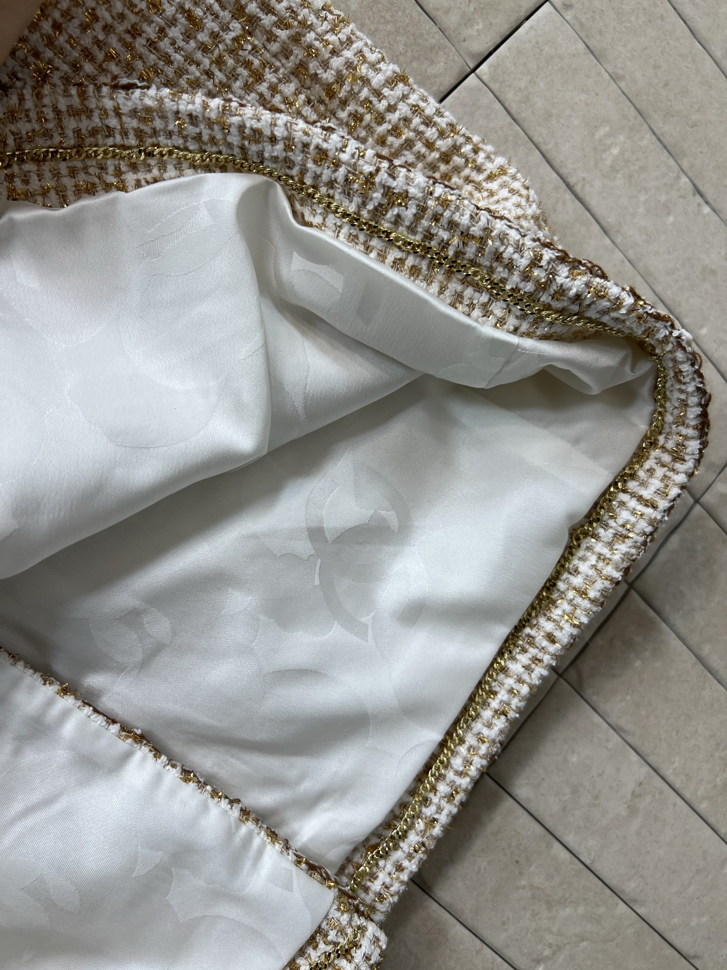 小香家 26早春新款 金丝粗花呢马甲 米白+金色纱线编织 低调闪耀超有质感！V领+四口袋设计 金色花瓣纽