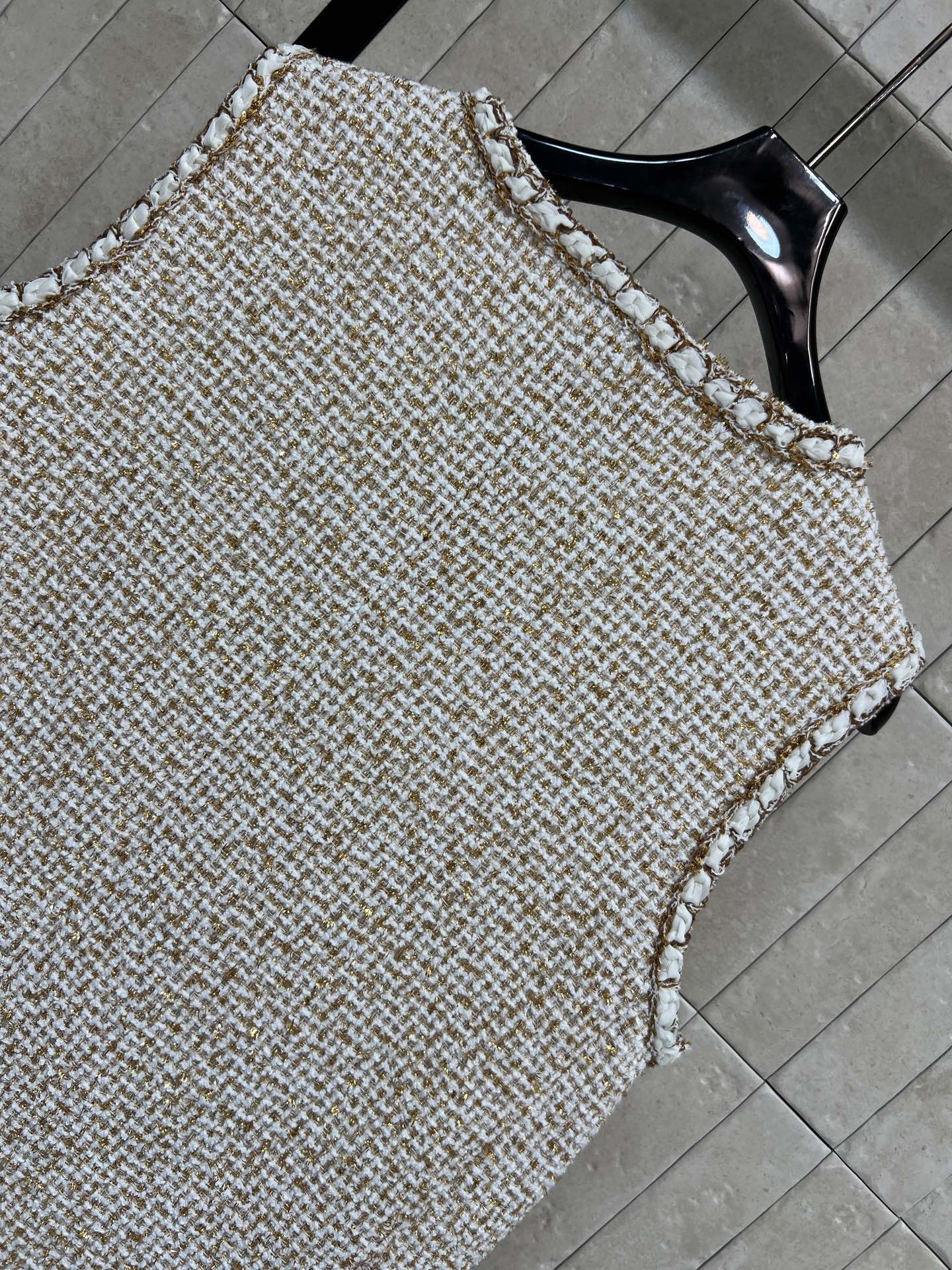 小香家 26早春新款 金丝粗花呢马甲 米白+金色纱线编织 低调闪耀超有质感！V领+四口袋设计 金色花瓣纽