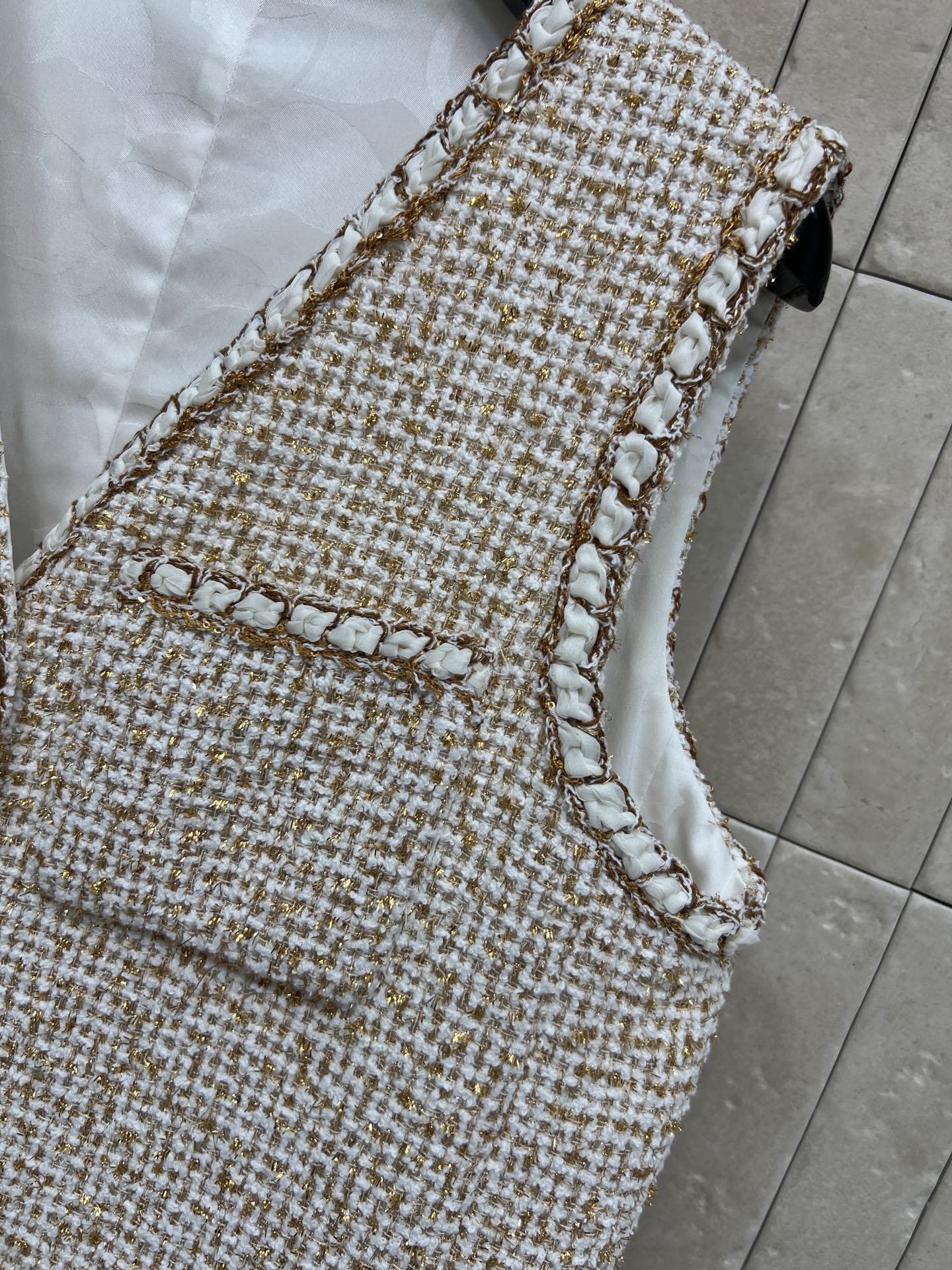 小香家 26早春新款 金丝粗花呢马甲 米白+金色纱线编织 低调闪耀超有质感！V领+四口袋设计 金色花瓣纽