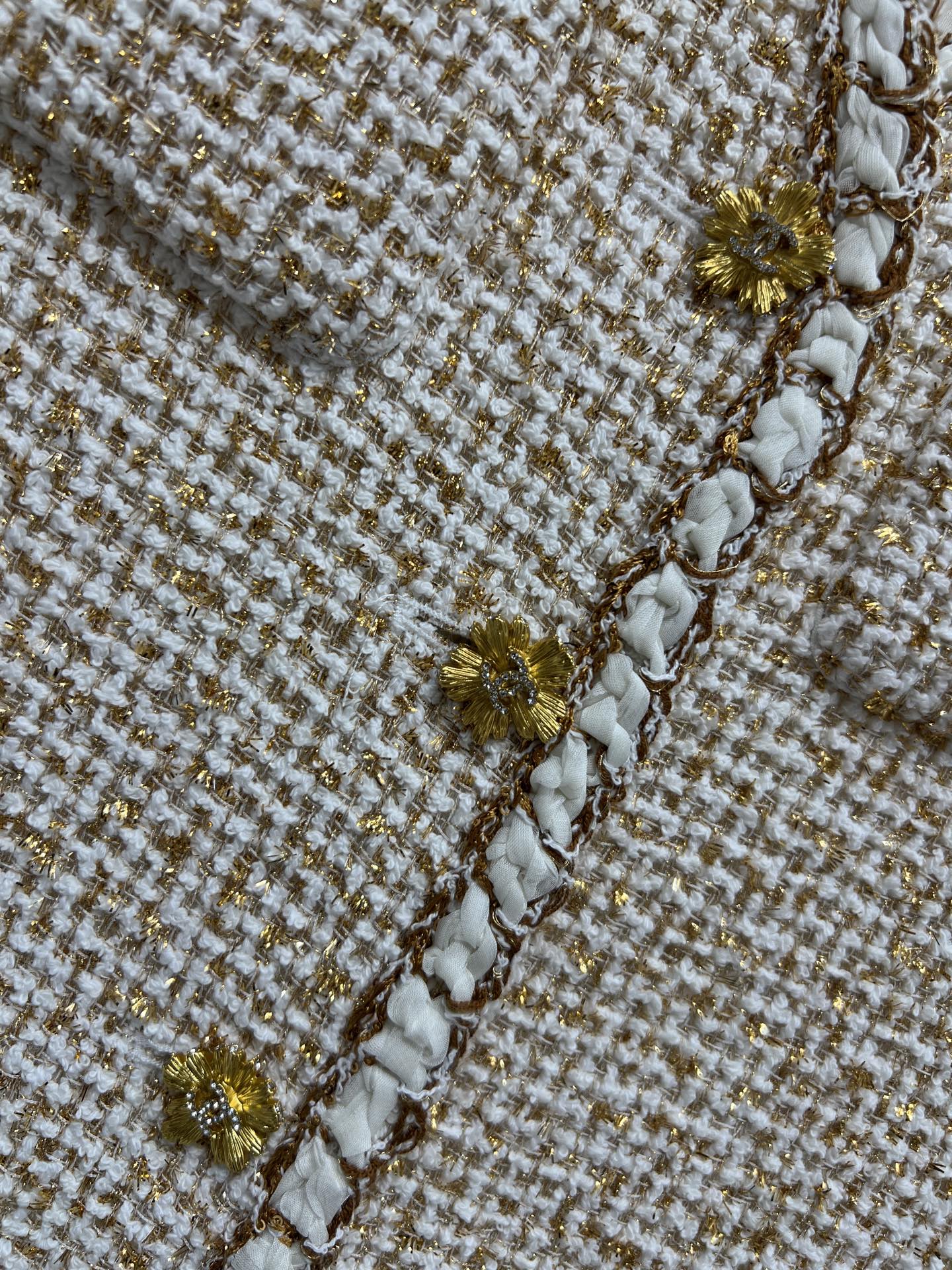 小香家 26早春新款 金丝粗花呢马甲 米白+金色纱线编织 低调闪耀超有质感！V领+四口袋设计 金色花瓣纽