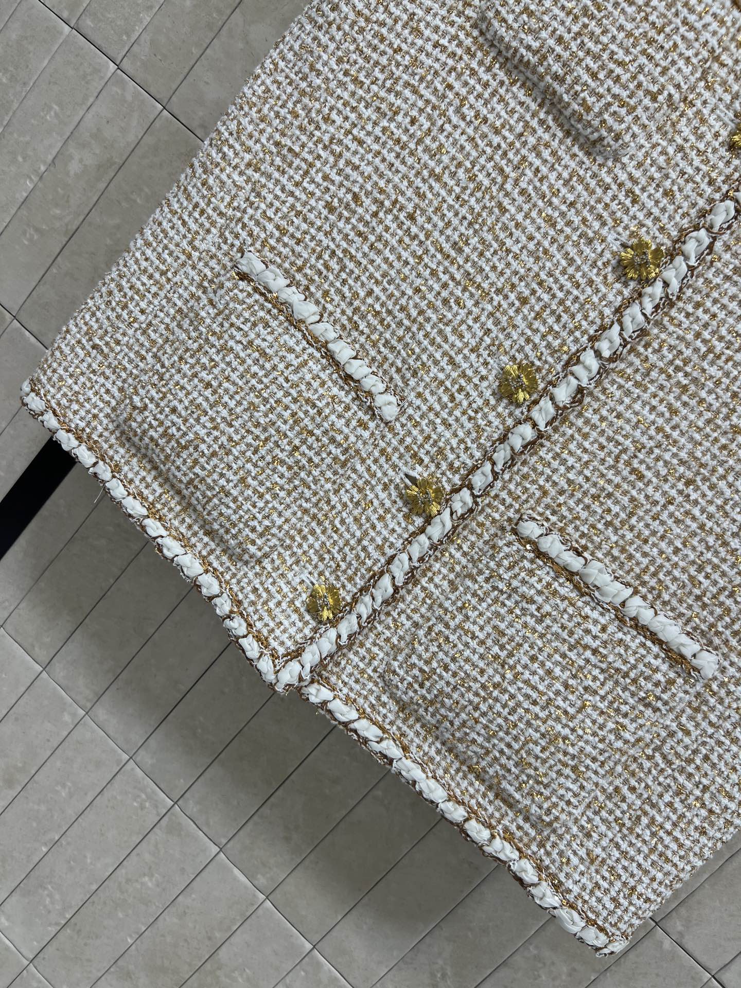 小香家 26早春新款 金丝粗花呢马甲 米白+金色纱线编织 低调闪耀超有质感！V领+四口袋设计 金色花瓣纽