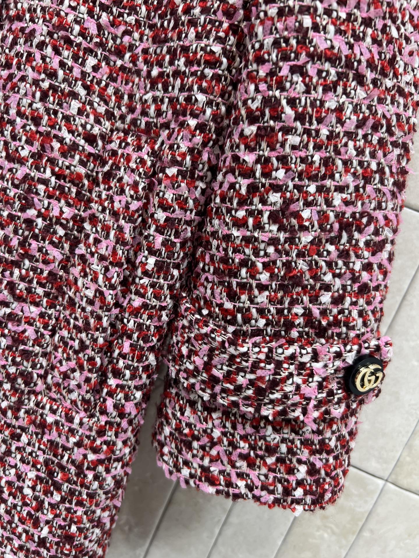 G家 26早春新款 红色粗花呢大衣外套 采用粉红色系花纱面料 混纺设计带来立体圈圈纹理 复古又温柔 双排