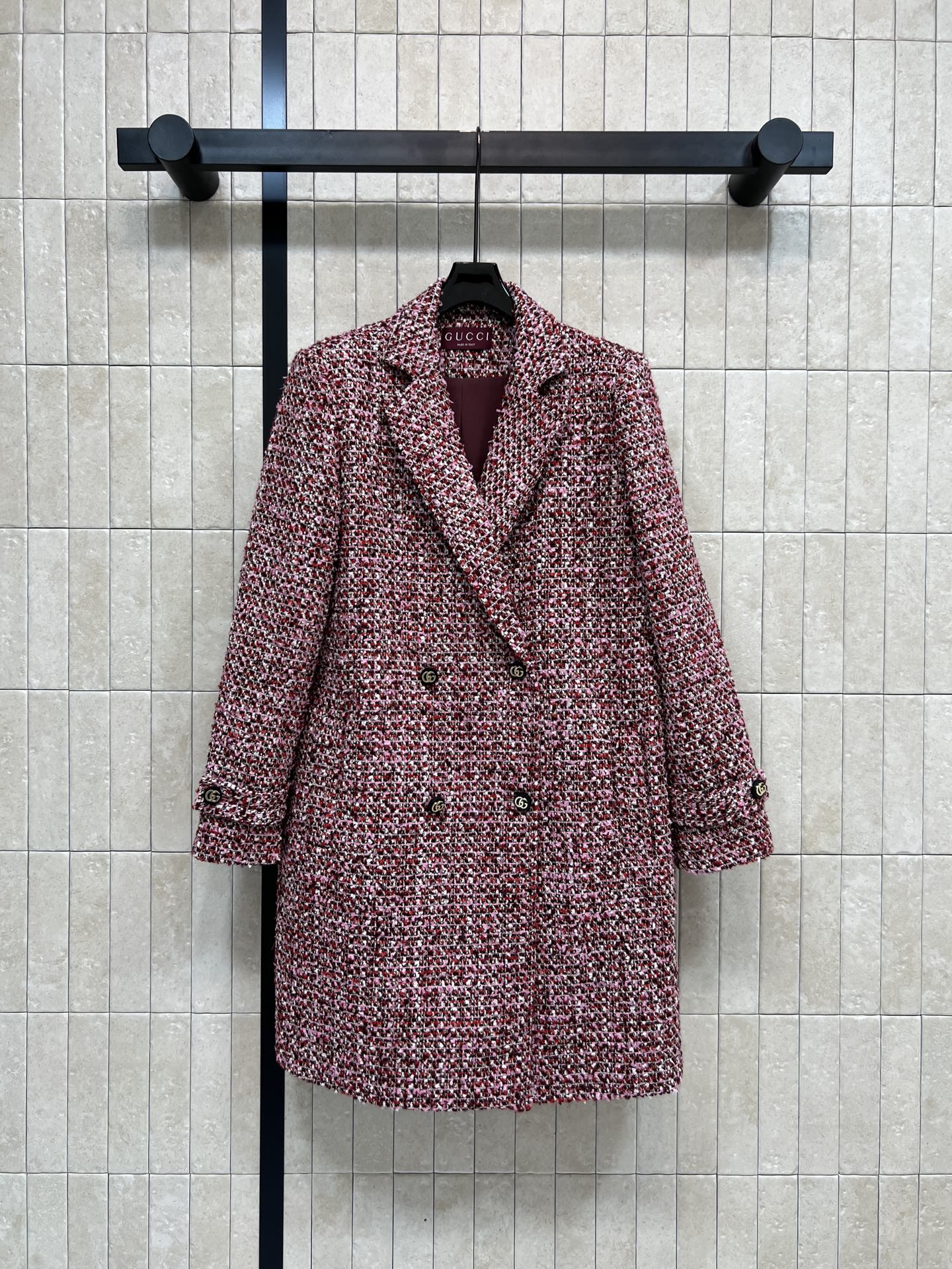 NO:683876,G Home 26 early spring new style red tweed coat jacket. Made of pink floral gauze fabric. Blended design brings three-dimensional circle texture. Retro and gentle. Double-breasted lapels. Modify the body shape and block the wind. The mid-length coat version can be worn in spring, autumn and winter. It goes well with dresses or jeans. It looks good alone when worn alone. It has a sweet and romantic atmosphere. Three sizes in one color. Size/S-M-L,,gucci,skirts,jeans,jackets & coats,19860909G家 26早春新款 红色粗花呢大衣外套 采用粉红色系花纱面料 混纺设计带来立体圈圈纹理 复古又温柔 双排扣翻领 修饰身形还挡风 中长款大衣版型春秋冬都能穿 搭配连衣裙或牛仔裤都很出彩 单穿叠穿都好看 甜美浪漫氛围感满分一色三码Size/S-M-L,,gucci,skirts,jeans,jackets & coats,,Women's clothing