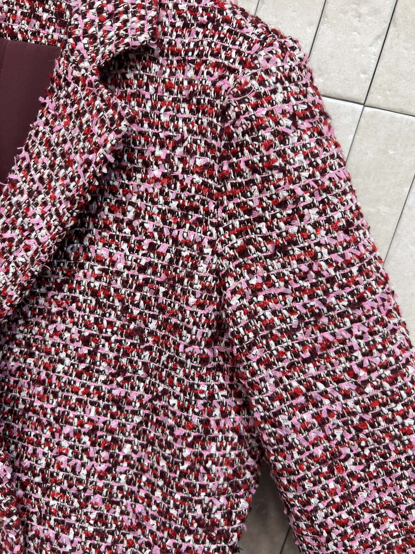 G家 26早春新款 红色粗花呢大衣外套 采用粉红色系花纱面料 混纺设计带来立体圈圈纹理 复古又温柔 双排