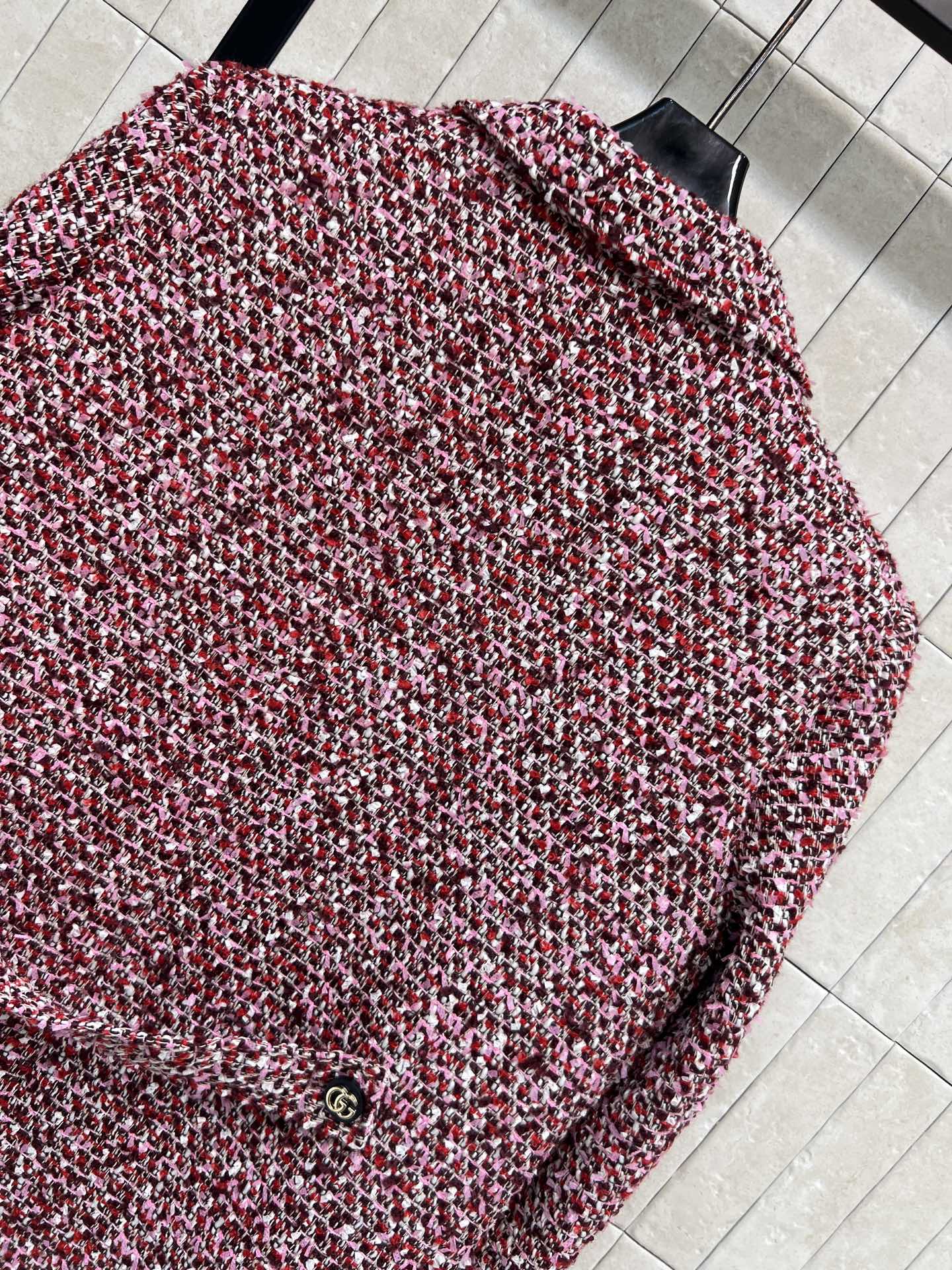 G家 26早春新款 红色粗花呢大衣外套 采用粉红色系花纱面料 混纺设计带来立体圈圈纹理 复古又温柔 双排