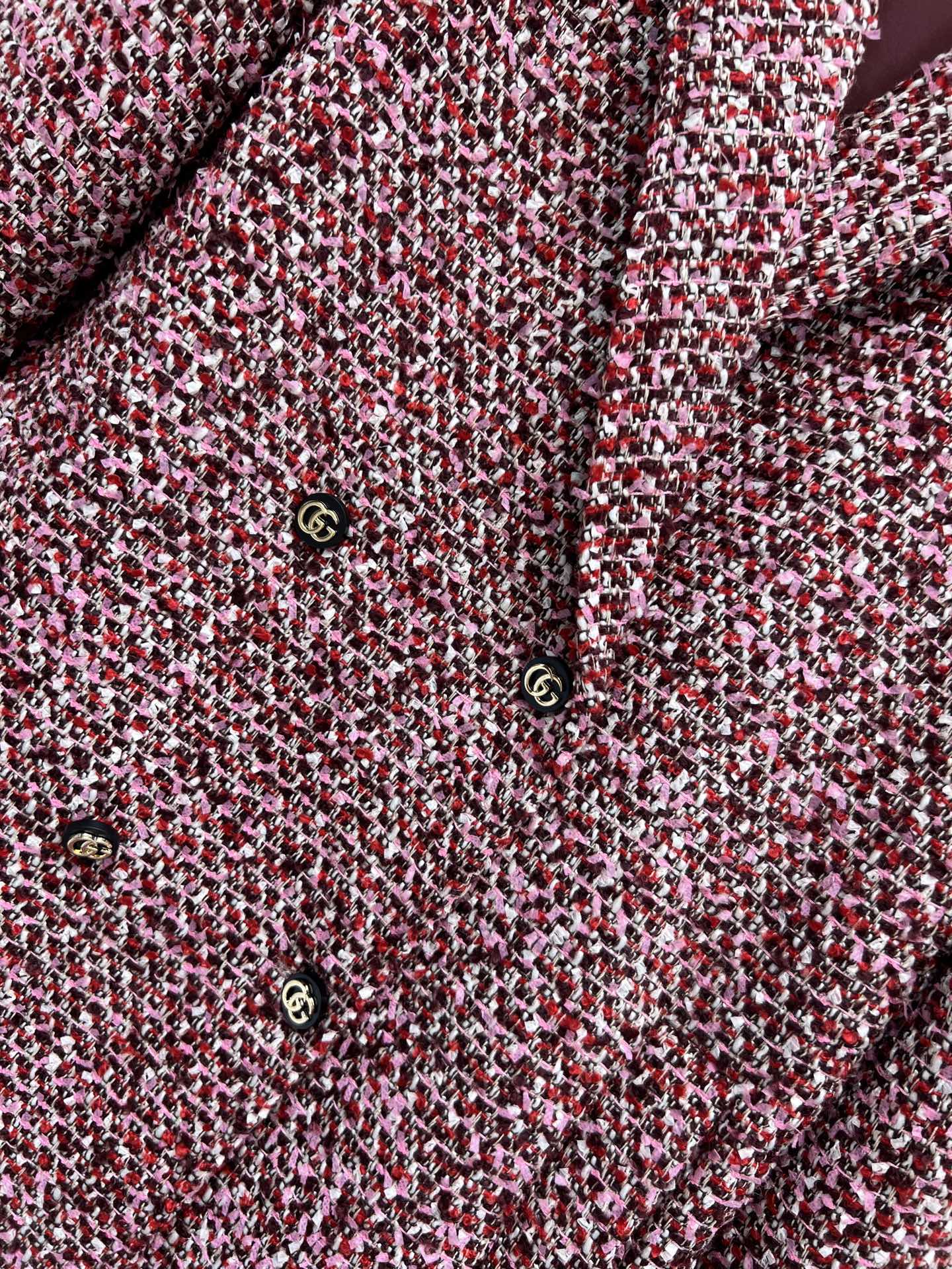 G家 26早春新款 红色粗花呢大衣外套 采用粉红色系花纱面料 混纺设计带来立体圈圈纹理 复古又温柔 双排