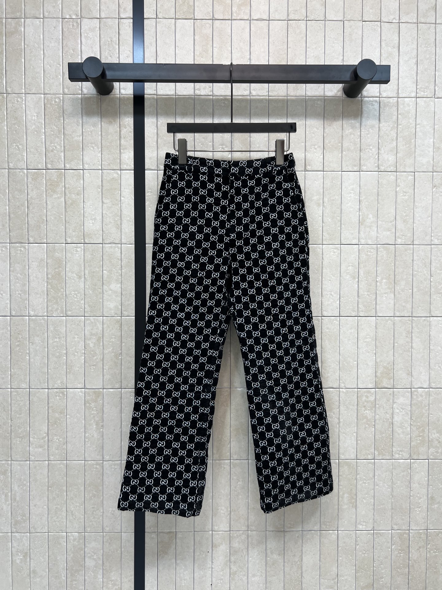 NO:683886,G Home 26 early spring new style Double G jacquard wide-leg pants. Black base fabric with white Double G jacquard. Highly recognizable brand. Loose straight design. Comfortable and fashionable. Can be easily used in daily or casual occasions. High-quality fabrics. Perfect drape. Pair with simple tops or items from the same series. Easily get a high-end look!  One color and three sizes Size/S-M-L,,gucci,19860909G家 26早春新款 双G提花阔腿裤 黑色底布配白色双G 提花 品牌辨识度超高 宽松直筒设计 舒适又时髦 日常或休闲场合都能轻松驾驭 高品质面料 垂坠感满分 搭配简约上衣或同系列单品 轻松get高级感穿搭！一色三码Size/S-M-L,,gucci,,Women's clothing