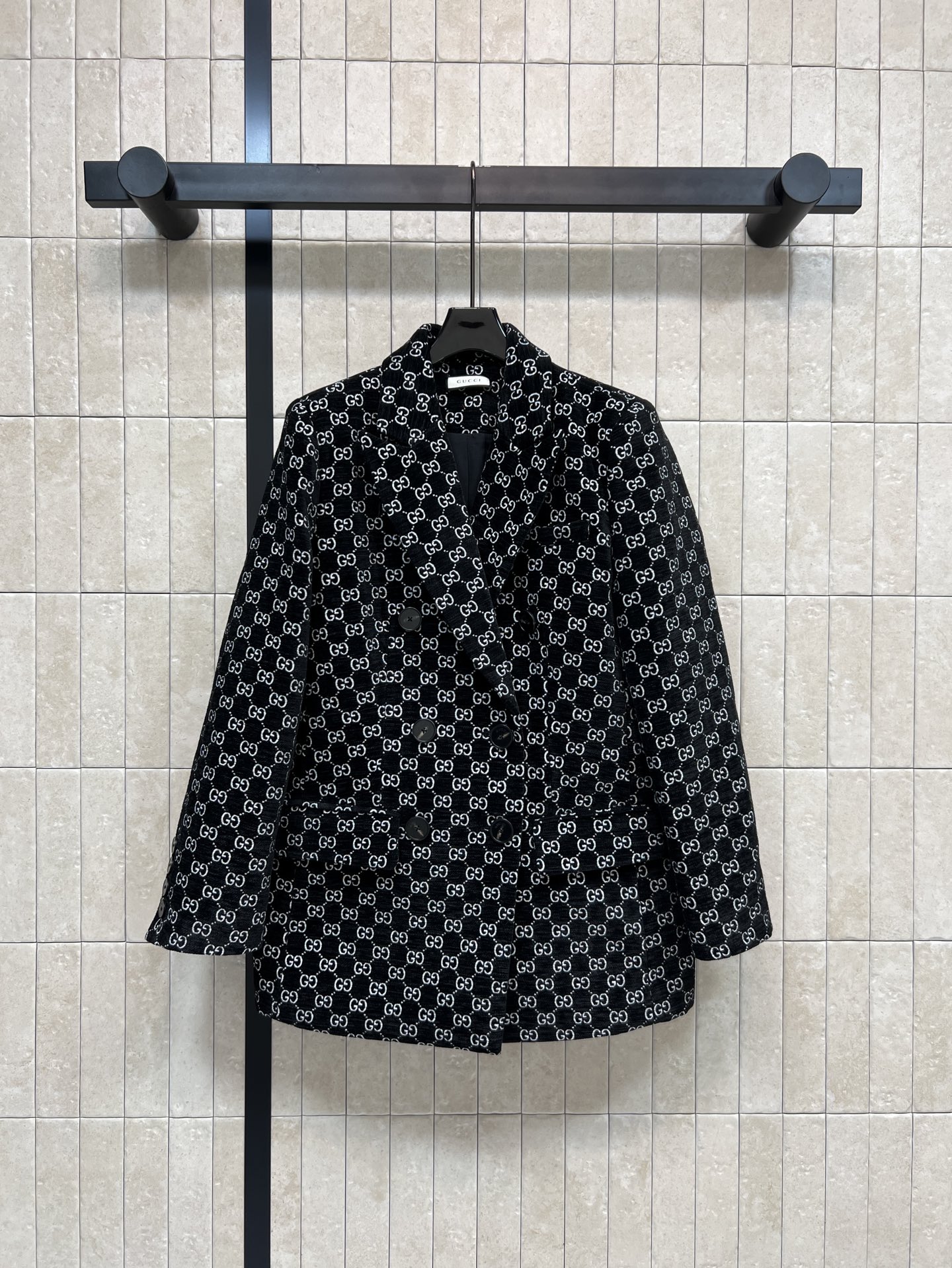 NO:683890,G Home's 26 early spring new style Double G jacquard suit jacket, black main tone + double G jacquard logo printed all over, the brand is highly recognizable!  Perfect for autumn and winter wear. Double-breasted lapel design, retro and fashionable. Loose cut. Comfortable and not flattering on your body shape. It can be easily worn for daily outings or formal occasions. Pair it with simple inner wear or accessories of the same brand, and you can easily get a high-end look!  One color and three sizes Size/S-M-L,,gucci,jackets & coats,business suit,19860909G家 26早春新款 双G提花西装外套 黑色主调+满印双G提花标志 品牌辨识度超高！秋冬穿超合适合 双排扣翻领设计 复古又时髦 剪裁宽松 舒适不挑身材 日常出街或正式场合都能轻松驾驭 搭配简约内搭或同品牌配件 轻松get高级感穿搭！一色三码Size/S-M-L,,gucci,jackets & coats,business suit,,Women's clothing