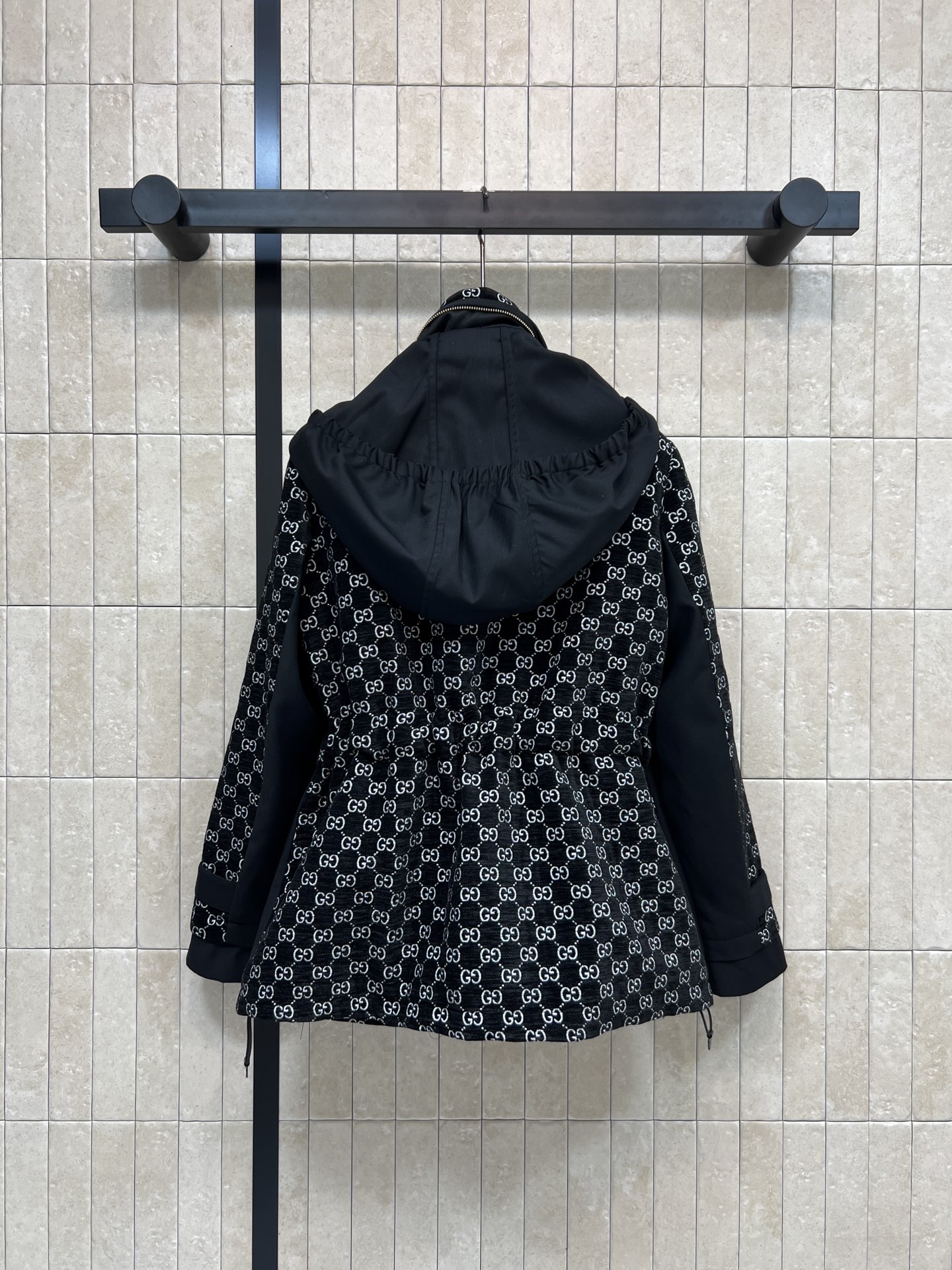 G家 26早春新款 双G提花连帽立领棉服外套 黑色主调+白色双G提花 品牌感超强！里面夹棉设计 秋冬穿超