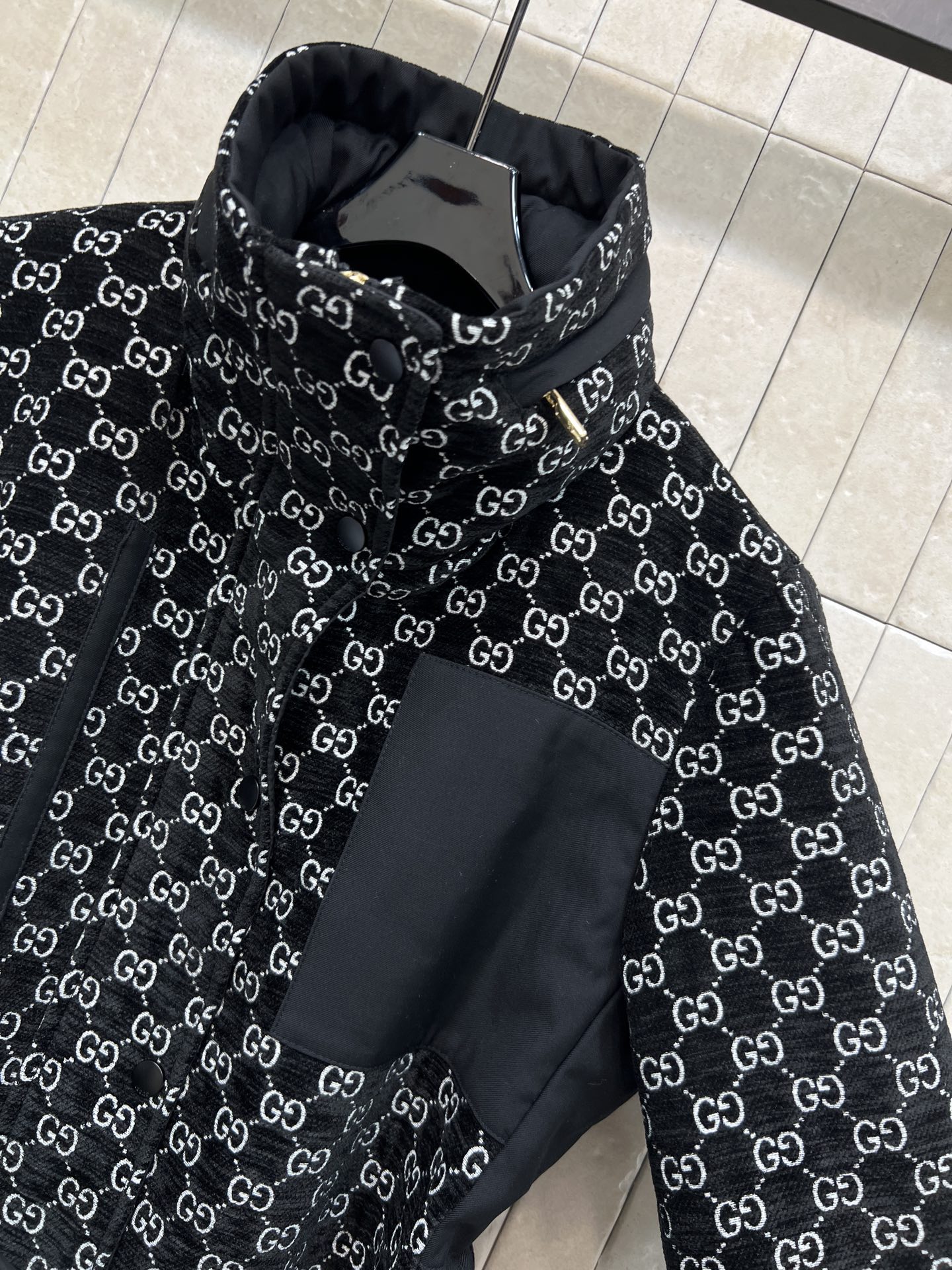 G家 26早春新款 双G提花连帽立领棉服外套 黑色主调+白色双G提花 品牌感超强！里面夹棉设计 秋冬穿超