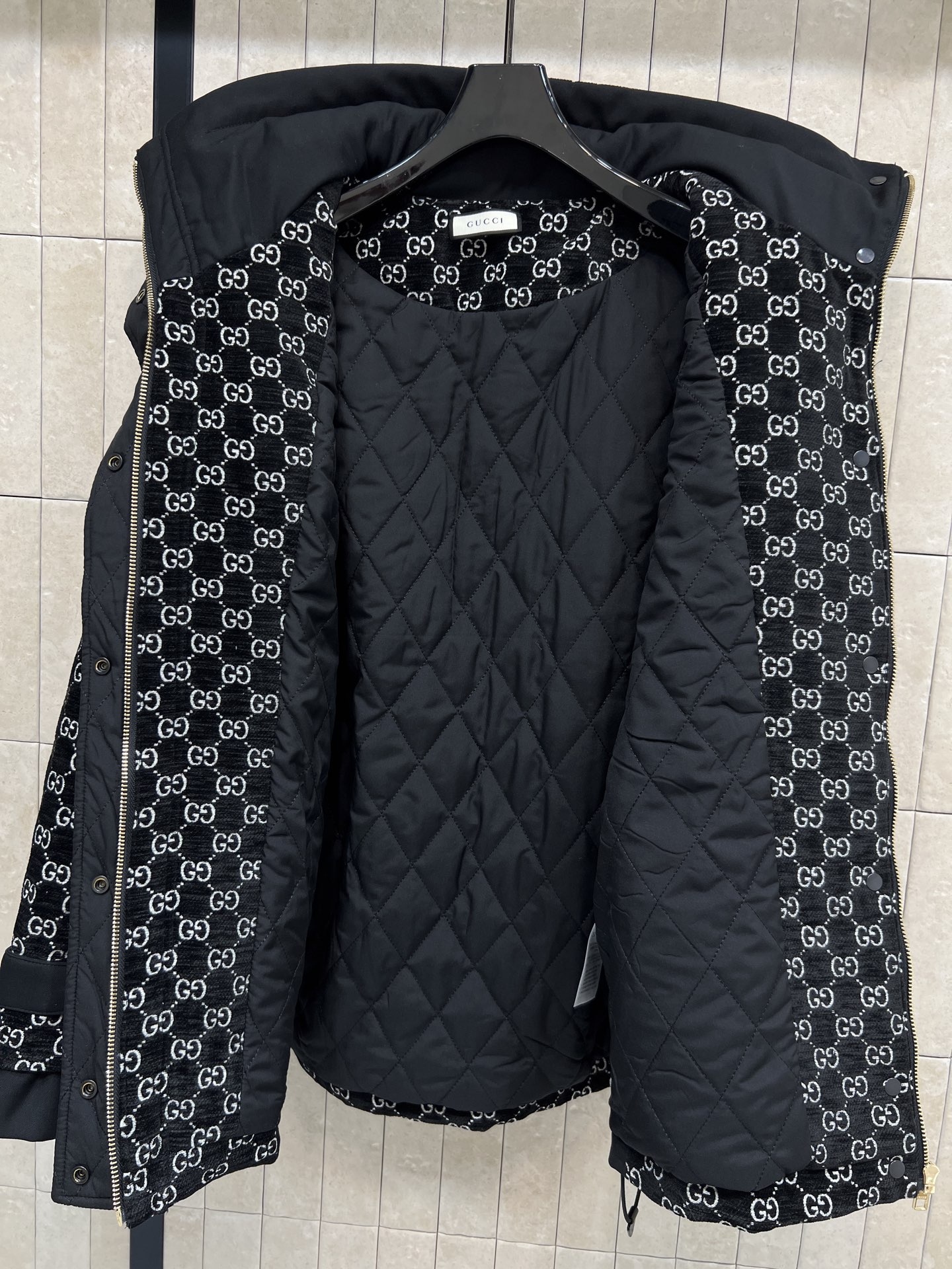 G家 26早春新款 双G提花连帽立领棉服外套 黑色主调+白色双G提花 品牌感超强！里面夹棉设计 秋冬穿超