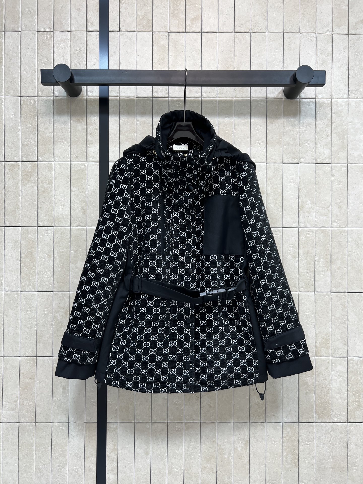 G家 26早春新款 双G提花连帽立领棉服外套 黑色主调+白色双G提花 品牌感超强！里面夹棉设计 秋冬穿超