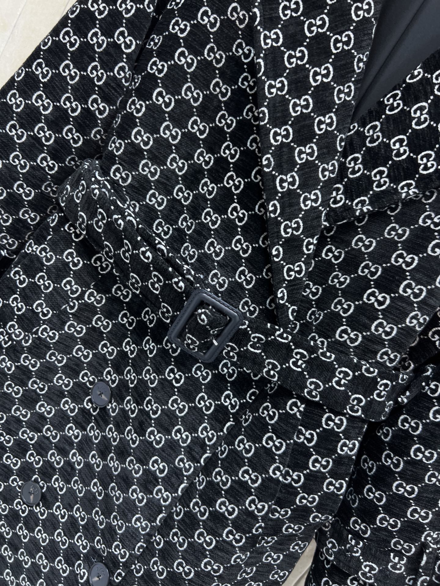 G家 26早春新款 双G提花风衣 白色GG提花图案超有辨识度 轻奢小众风格 双排扣设计 配有本部腰带收腰