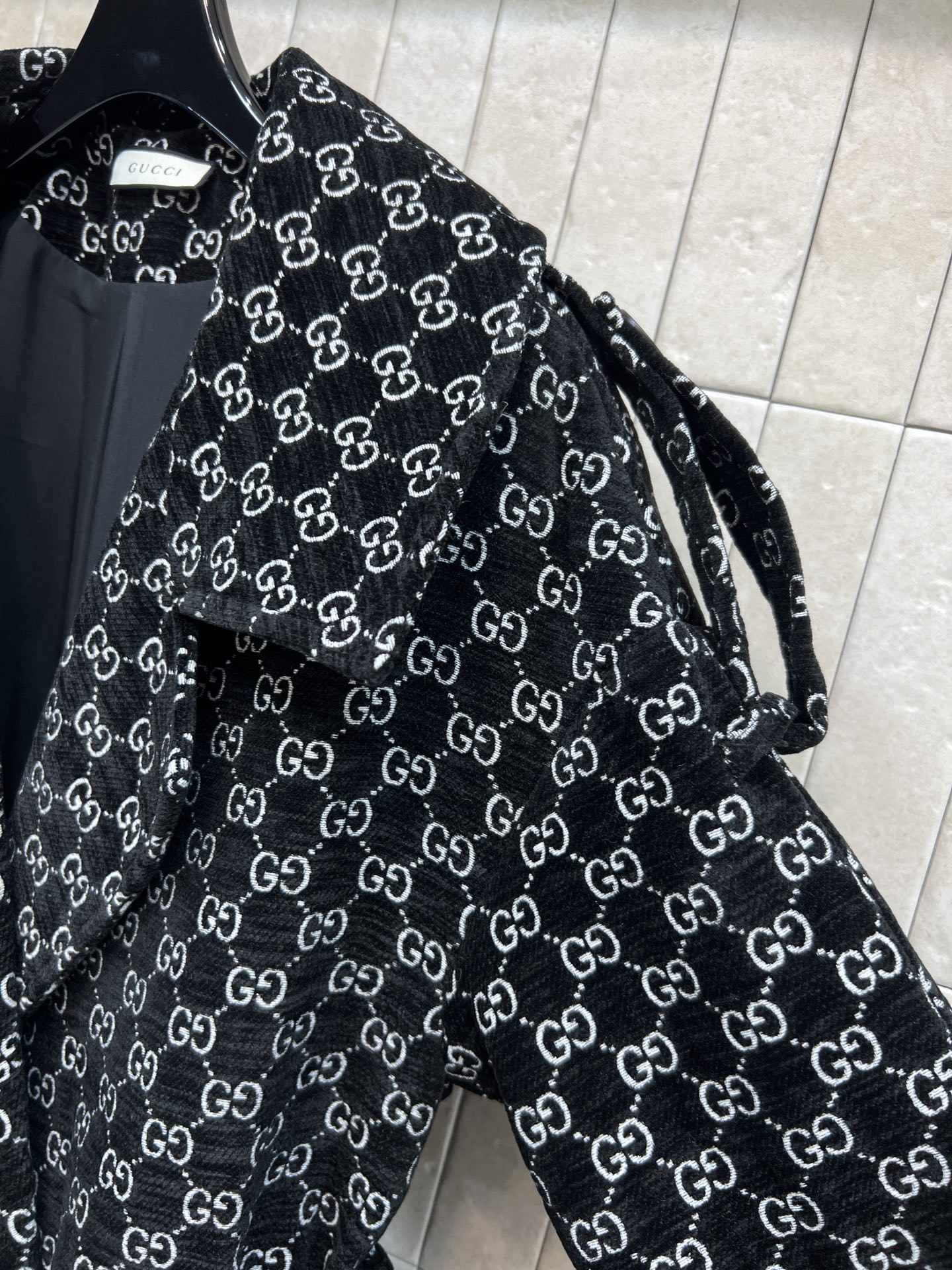 G家 26早春新款 双G提花风衣 白色GG提花图案超有辨识度 轻奢小众风格 双排扣设计 配有本部腰带收腰