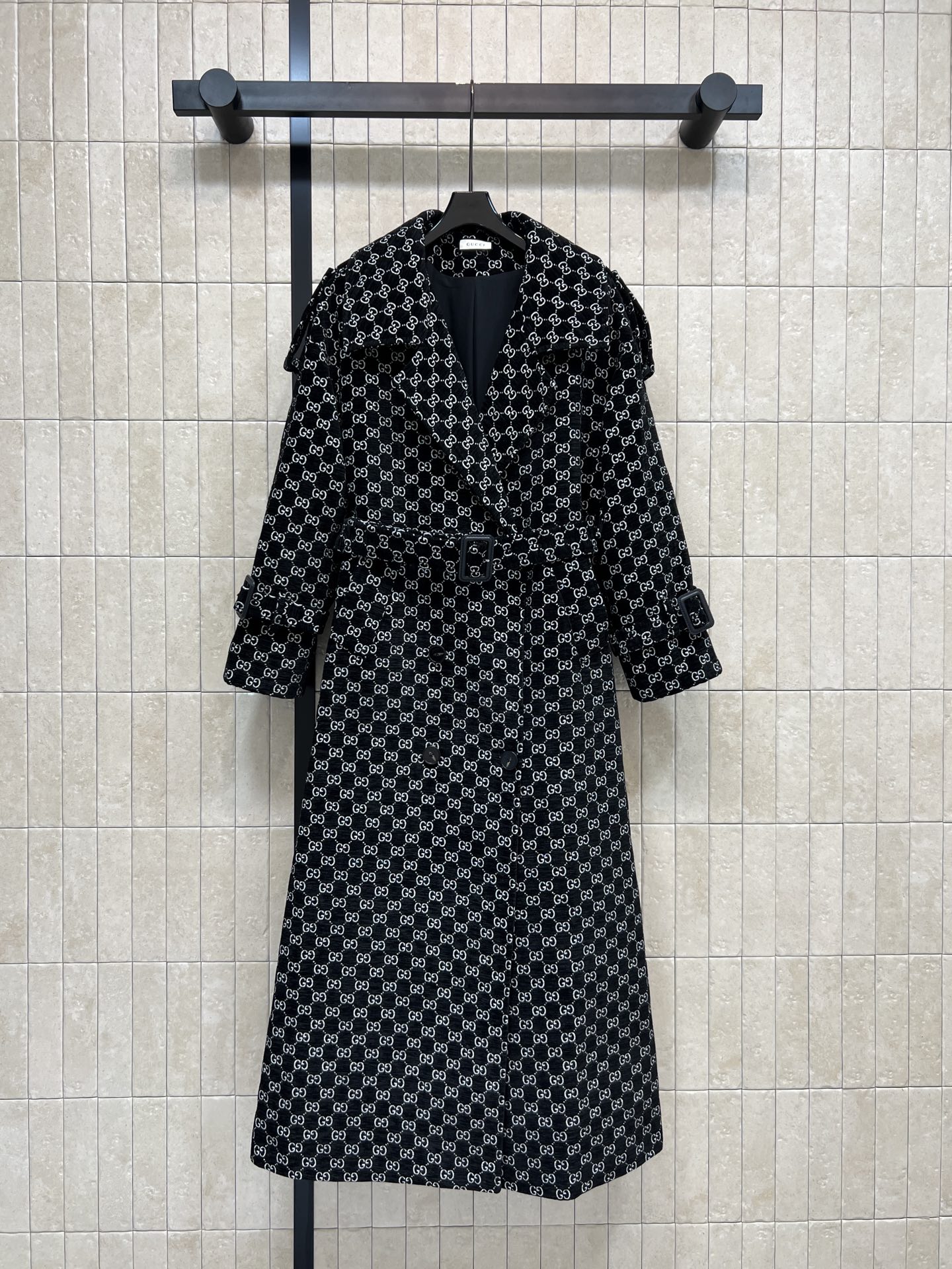 NO:683905,G Home's 26 early spring new style Double G jacquard windbreaker. The white GG jacquard pattern is super recognizable. Light luxury niche style. Double-breasted design. Equipped with a waist belt to accentuate the body proportions. It is very suitable for spring and autumn. It can be easily managed for commuting or formal occasions. Paired with simple inner wear and high heels, the temperament is directly full. The upper body walks with wind. The aura is fully opened. The workmanship quality is very good. Three sizes in one color, Size/S-M-L,, gucci, high heels,19860909G家 26早春新款 双G提花风衣 白色GG提花图案超有辨识度 轻奢小众风格 双排扣设计 配有本部腰带收腰点缀 凸显身材比例 春秋季节穿超合适品 通勤或正式场合都能轻松驾驭 搭配简约内搭和高跟鞋 气质直接拉满 上身走路带风 气场全开做工品质都很赞 一色三码Size/S-M-L,,gucci,high heels,,Women's clothing