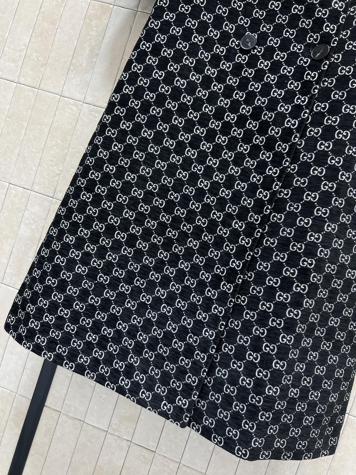 G家 26早春新款 双G提花风衣 白色GG提花图案超有辨识度 轻奢小众风格 双排扣设计 配有本部腰带收腰