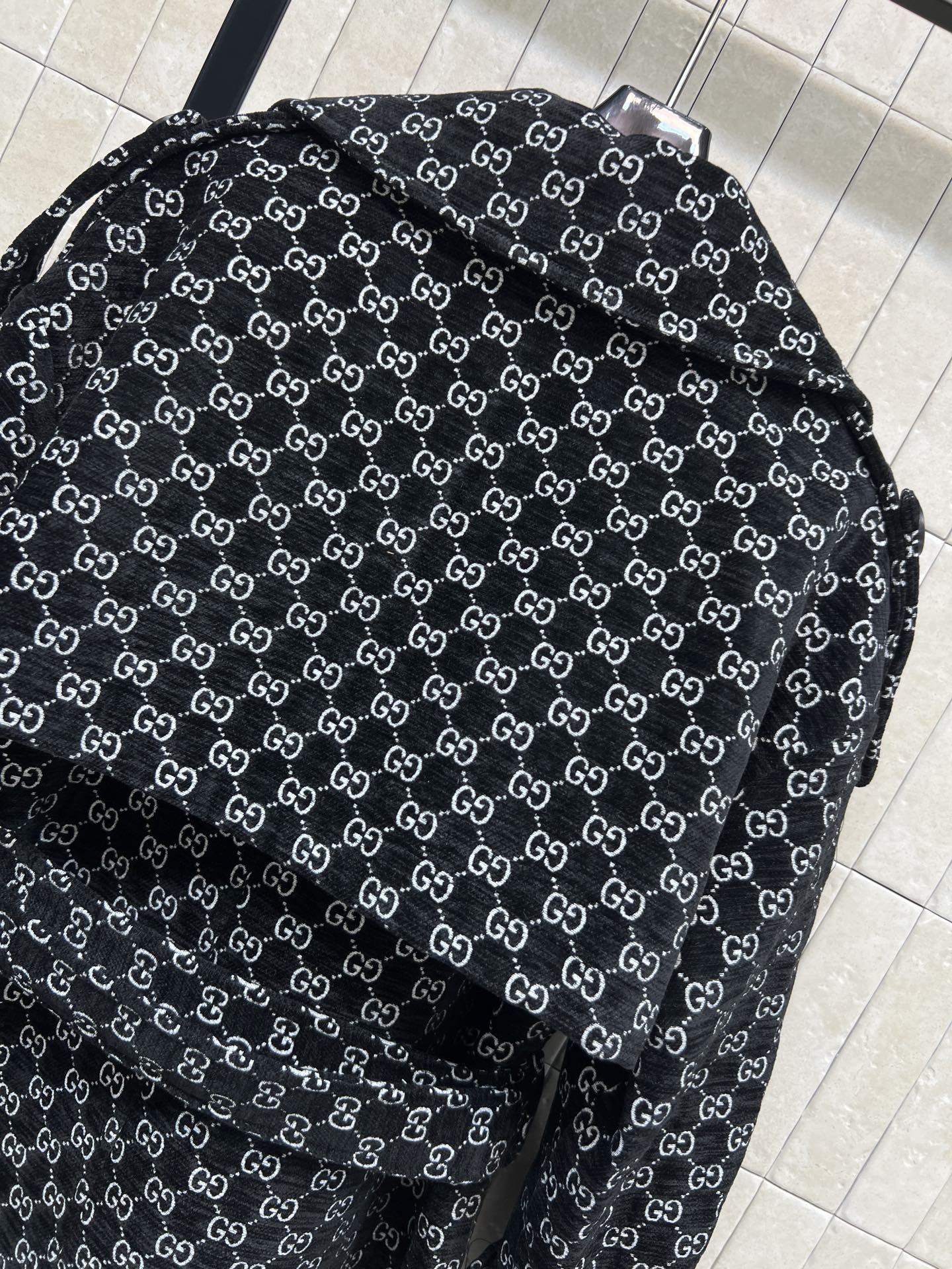 G家 26早春新款 双G提花风衣 白色GG提花图案超有辨识度 轻奢小众风格 双排扣设计 配有本部腰带收腰