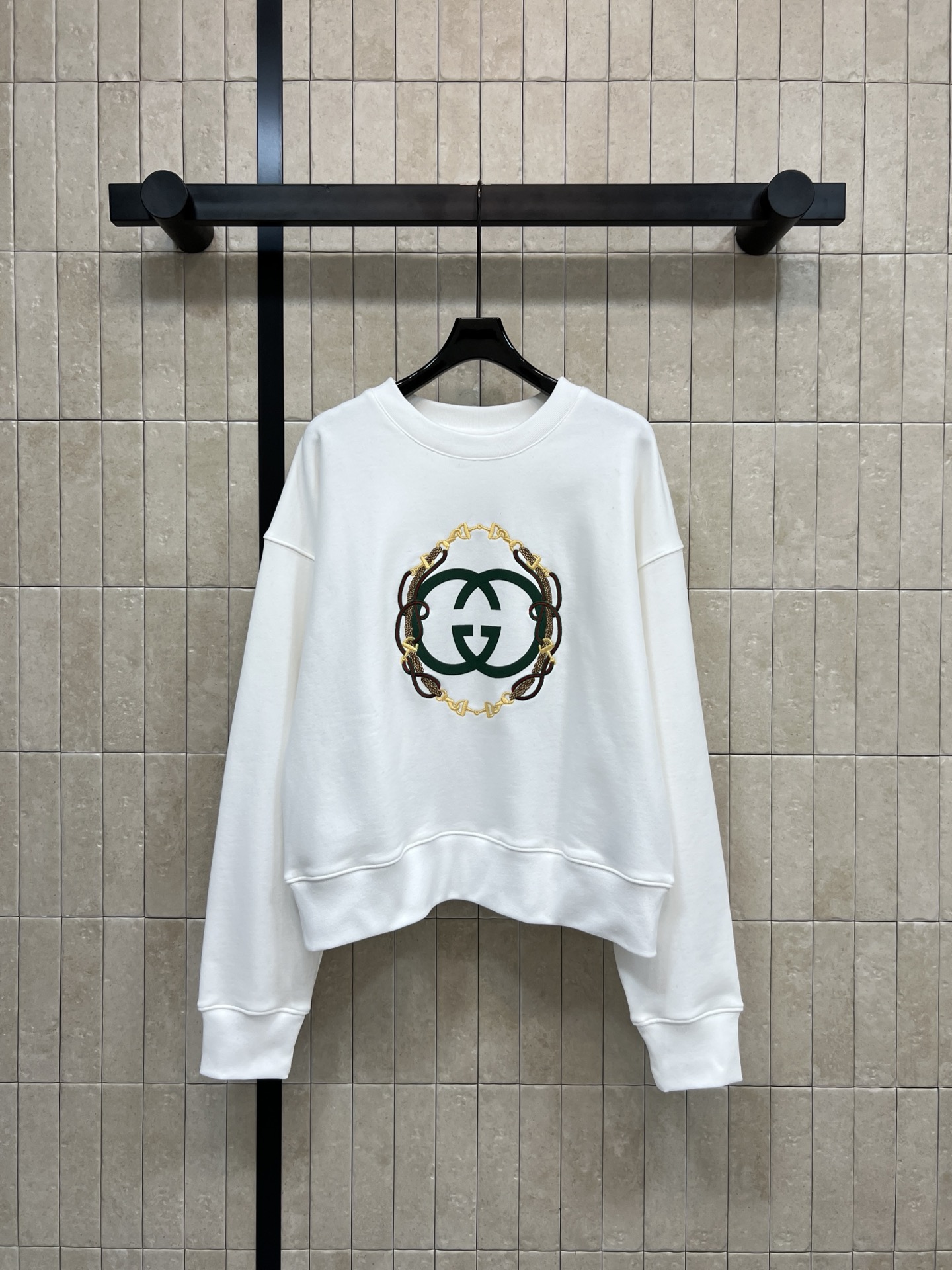 NO:684786,G Home 26 early spring new style GG logo pattern round neck sweatshirt. Double G logo on the chest + gold chain embroidery. Full of festive atmosphere. Round neck and loose fit. Super versatile and not picky. Can be controlled by any figure. It is both high-end fashion and casual and youthful. It is OK for daily casual or festival wear. It is super stylish with jeans and casual pants!  Easy to match and effortless. Choose the right item to double your temperament. Two colors and three sizes, Size/S-M-L, gucci, hoodie, sweatshirts, jeans,19860909G家 26早春新款 GG徽标图案圆领卫衣 胸前双G标志+金色链条刺绣 节日氛围感满满 圆领宽松版型 超级百搭不挑人的款 任何身材都可驾驭 既有高级时髦又有休闲青春感 日常休闲或节日穿搭都很OK 配牛仔裤、休闲裤都超有型！轻松搭配不费力 单品选对气质翻倍 两色三码Size/S-M-L,,gucci,hoodie,sweatshirts,jeans,,Women's clothing