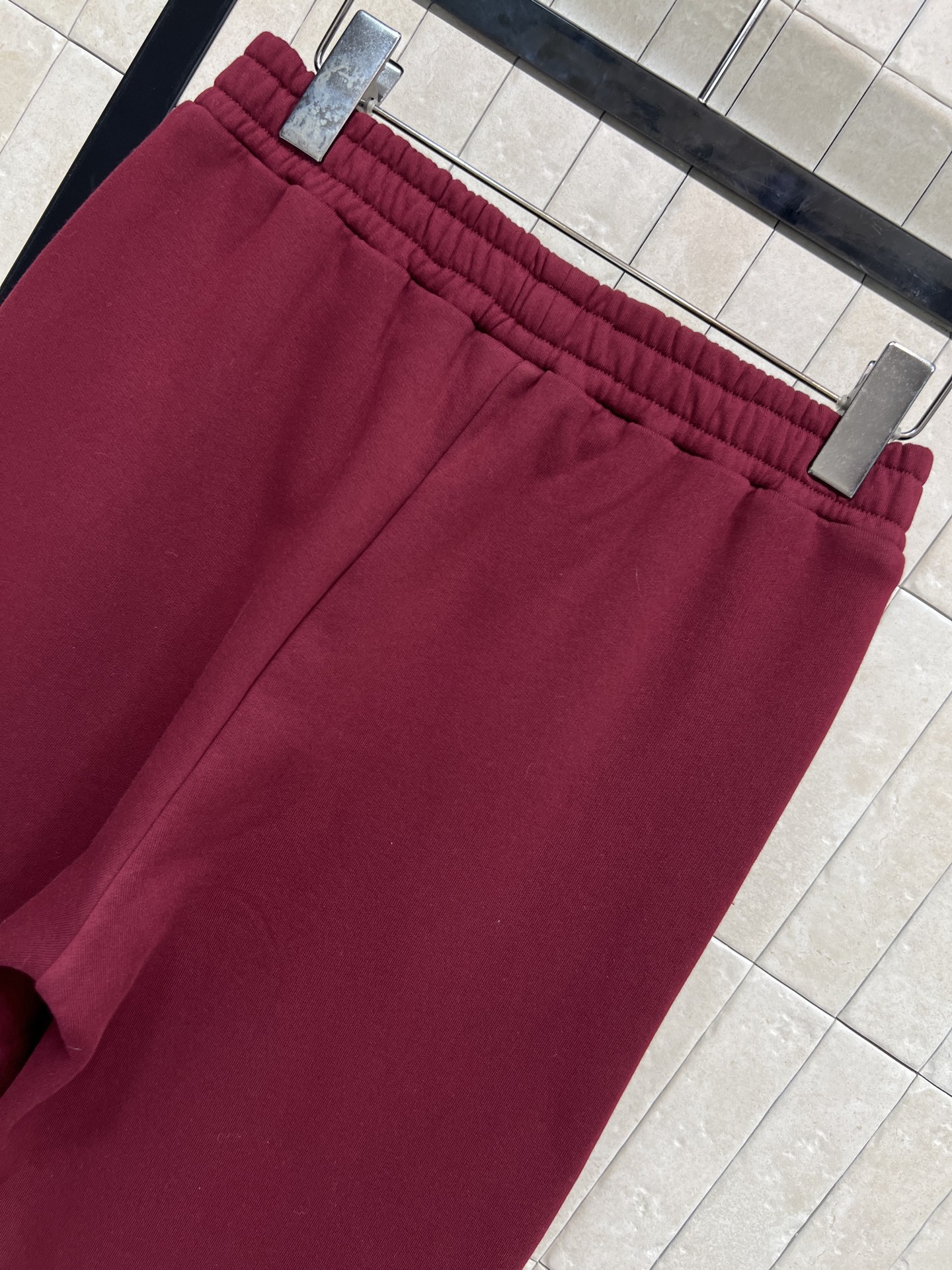 G家 26早春新款 酒红色加绒卫裤 柔软加绒面料 秋冬穿超暖！宽松直筒设计+松紧腰抽绳 舒适又实用 适合