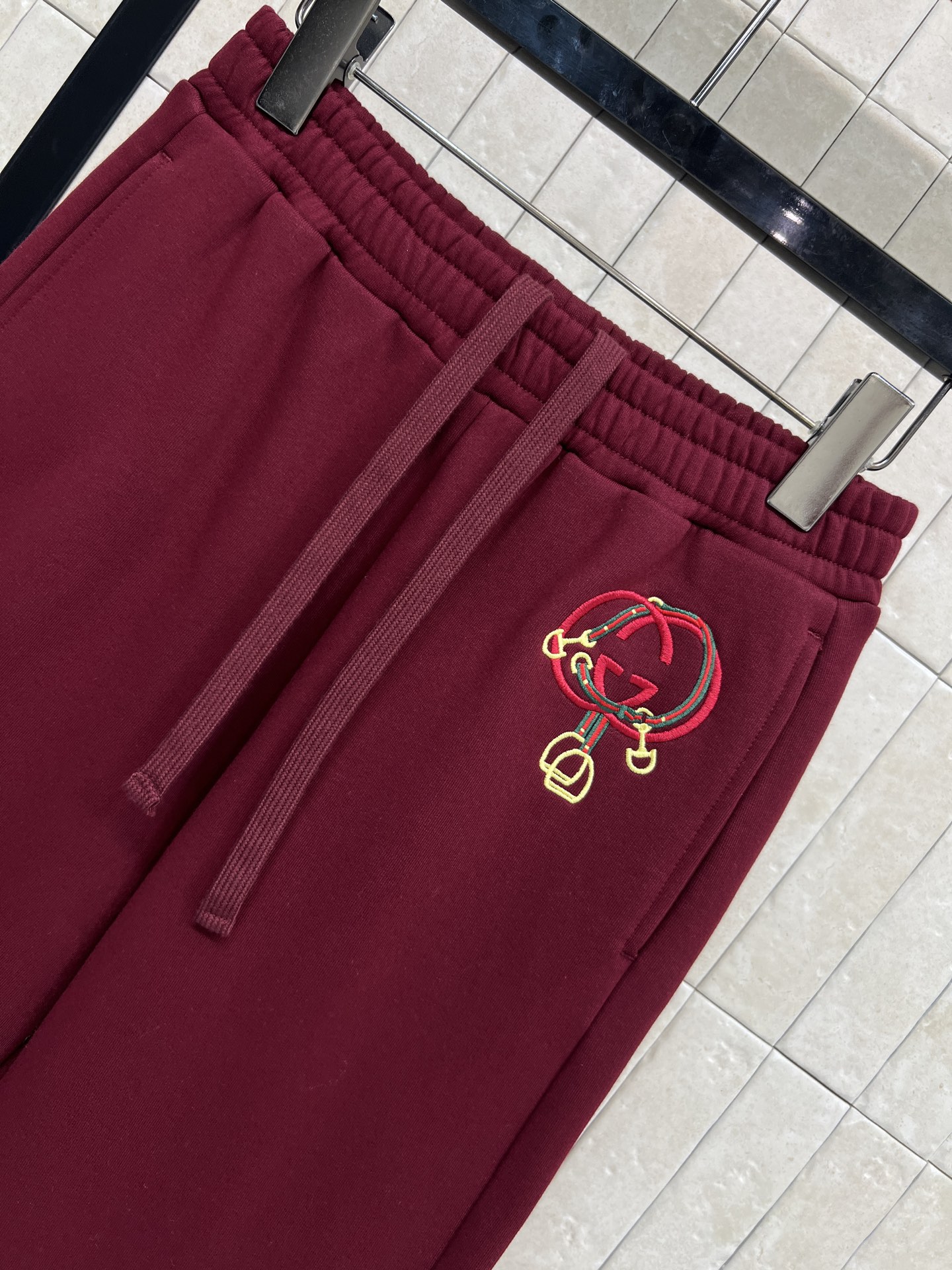 G家 26早春新款 酒红色加绒卫裤 柔软加绒面料 秋冬穿超暖！宽松直筒设计+松紧腰抽绳 舒适又实用 适合