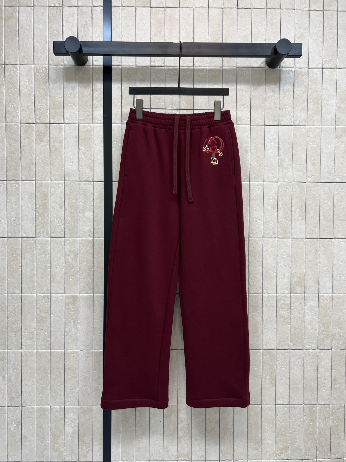 NO:684798,G's 26 early spring new style burgundy velvet sweatpants, soft velvet fabric, super warm for autumn and winter!  Loose straight design + elastic waist drawstring, comfortable and practical, suitable for all body types, embellished with brand logo on the left leg, perfect for daily casual or festival wear. Pair with a sweatshirt or sneakers of the same color to easily get a sense of lazy fashion and a perfect holiday atmosphere!  Four sizes in one color Size/S-M-L- XL,,gucci,sneakers,hoodie,sweatshirts,19860909G家 26早春新款 酒红色加绒卫裤 柔软加绒面料 秋冬穿超暖！宽松直筒设计+松紧腰抽绳 舒适又实用 适合各种身材 左腿品牌logo刺绣点缀 日常休闲或节日穿搭都很出彩 搭配同色系卫衣或运动鞋 轻松get慵懒时尚感 节日氛围感满分！一色四码 Size/S-M-L- XL,,gucci,sneakers,hoodie,sweatshirts,,Women's clothing