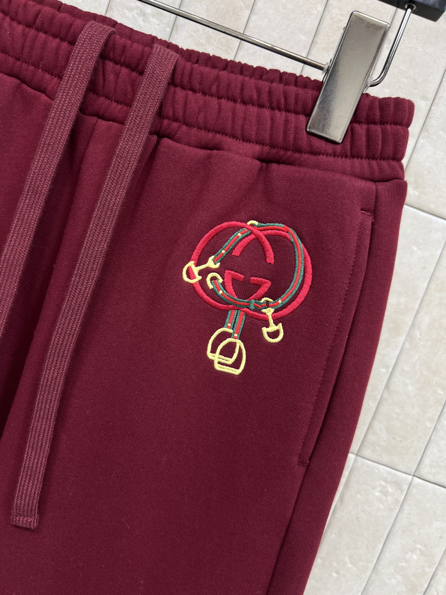 G家 26早春新款 酒红色加绒卫裤 柔软加绒面料 秋冬穿超暖！宽松直筒设计+松紧腰抽绳 舒适又实用 适合