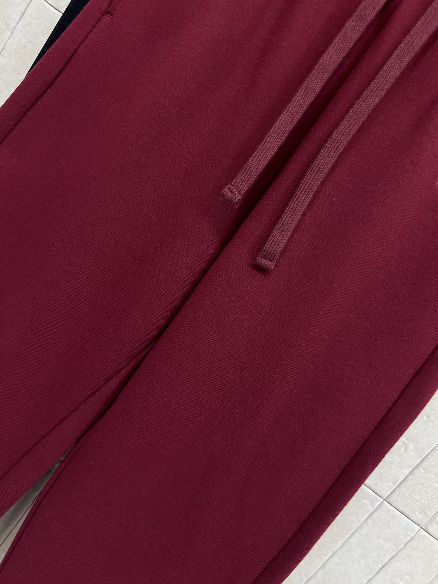 G家 26早春新款 酒红色加绒卫裤 柔软加绒面料 秋冬穿超暖！宽松直筒设计+松紧腰抽绳 舒适又实用 适合