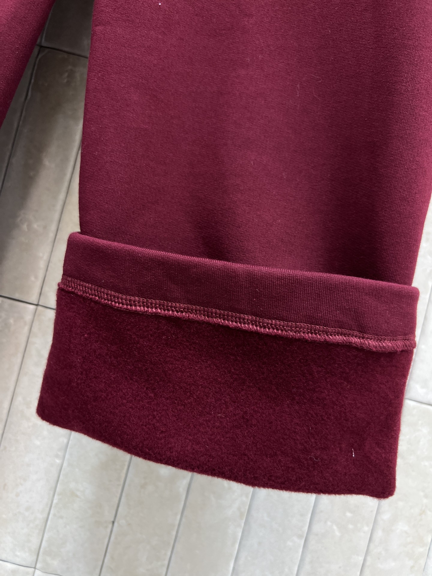 G家 26早春新款 酒红色加绒卫裤 柔软加绒面料 秋冬穿超暖！宽松直筒设计+松紧腰抽绳 舒适又实用 适合