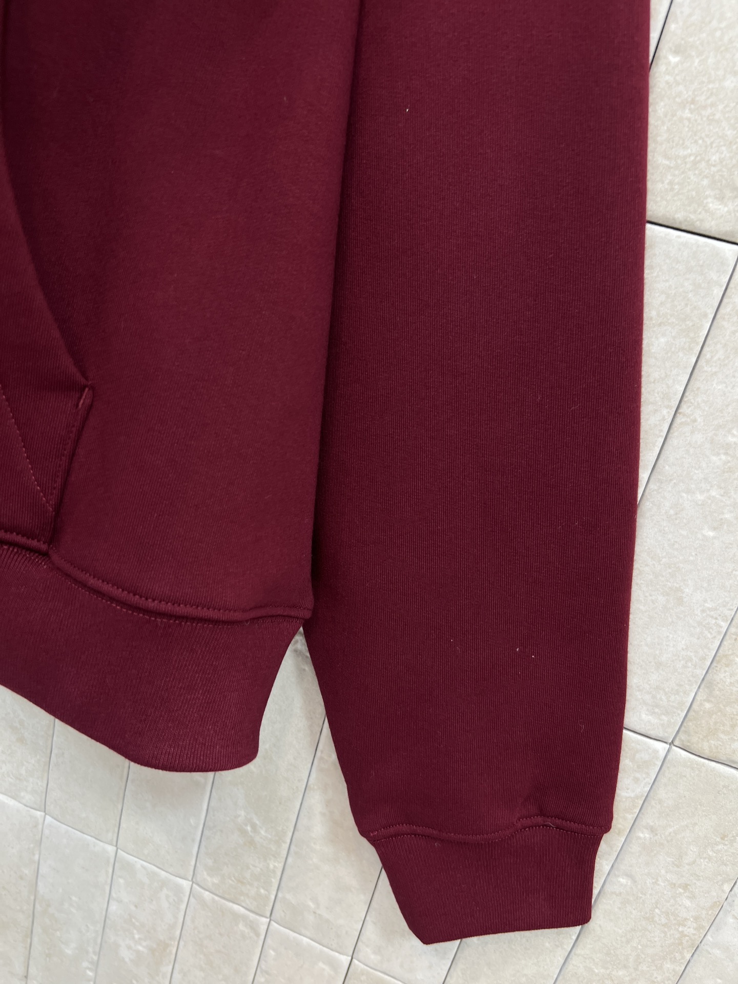 G家 26早春新款 GG刺绣徽标polo领卫衣 酒红色超显白 100%棉加绒面料 秋冬穿超暖！ 胸前双G