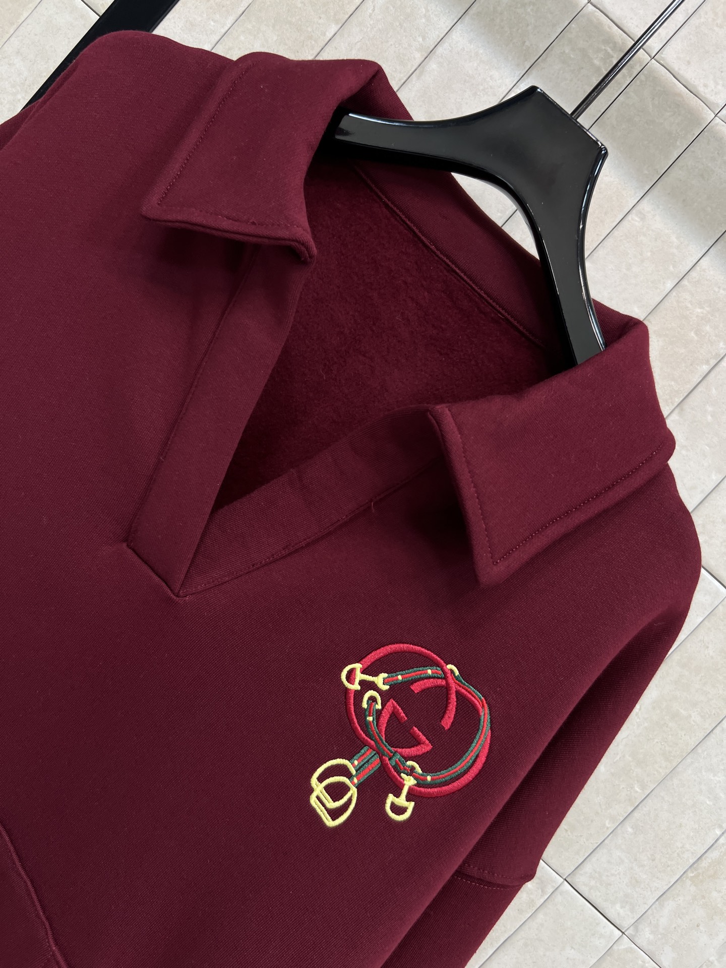 G家 26早春新款 GG刺绣徽标polo领卫衣 酒红色超显白 100%棉加绒面料 秋冬穿超暖！ 胸前双G
