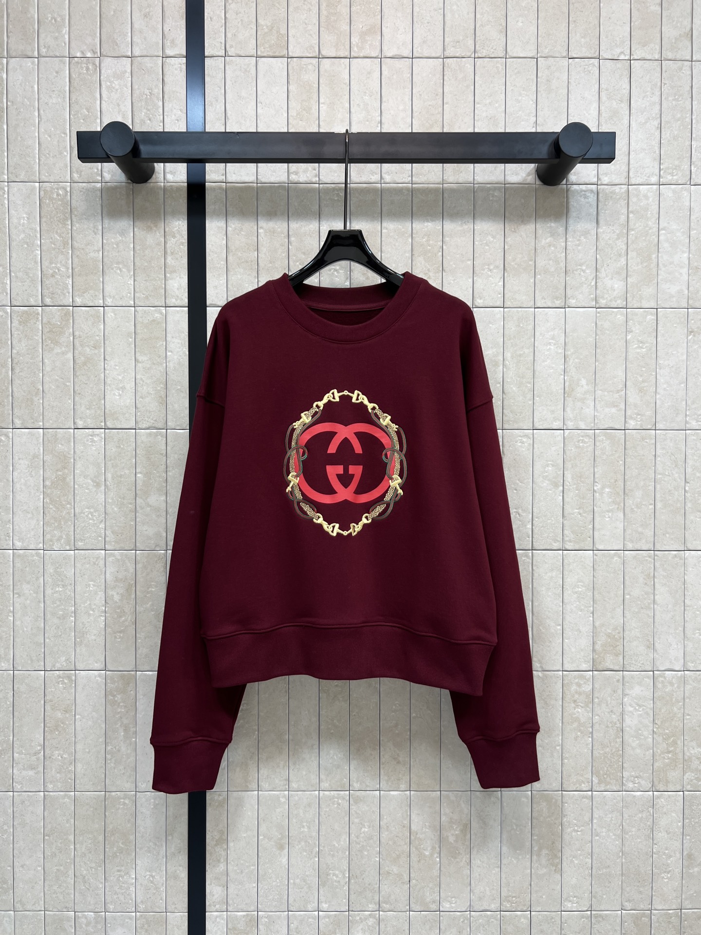 NO:684807,G Home 26 early spring new style GG logo pattern round neck sweatshirt. Double G logo on the chest + gold chain embroidery. Full of festive atmosphere. Round neck and loose fit. Super versatile and not picky. Can be controlled by any figure. It is both high-end fashion and casual and youthful. It is OK for daily casual or festival wear. It is super stylish with jeans and casual pants!  Easy to match and effortless. Choose the right item to double your temperament. Two colors and three sizes, Size/S-M-L, gucci, hoodie, sweatshirts, jeans,19860909G家 26早春新款 GG徽标图案圆领卫衣 胸前双G标志+金色链条刺绣 节日氛围感满满 圆领宽松版型 超级百搭不挑人的款 任何身材都可驾驭 既有高级时髦又有休闲青春感 日常休闲或节日穿搭都很OK 配牛仔裤、休闲裤都超有型！轻松搭配不费力 单品选对气质翻倍 两色三码Size/S-M-L,,gucci,hoodie,sweatshirts,jeans,,Women's clothing