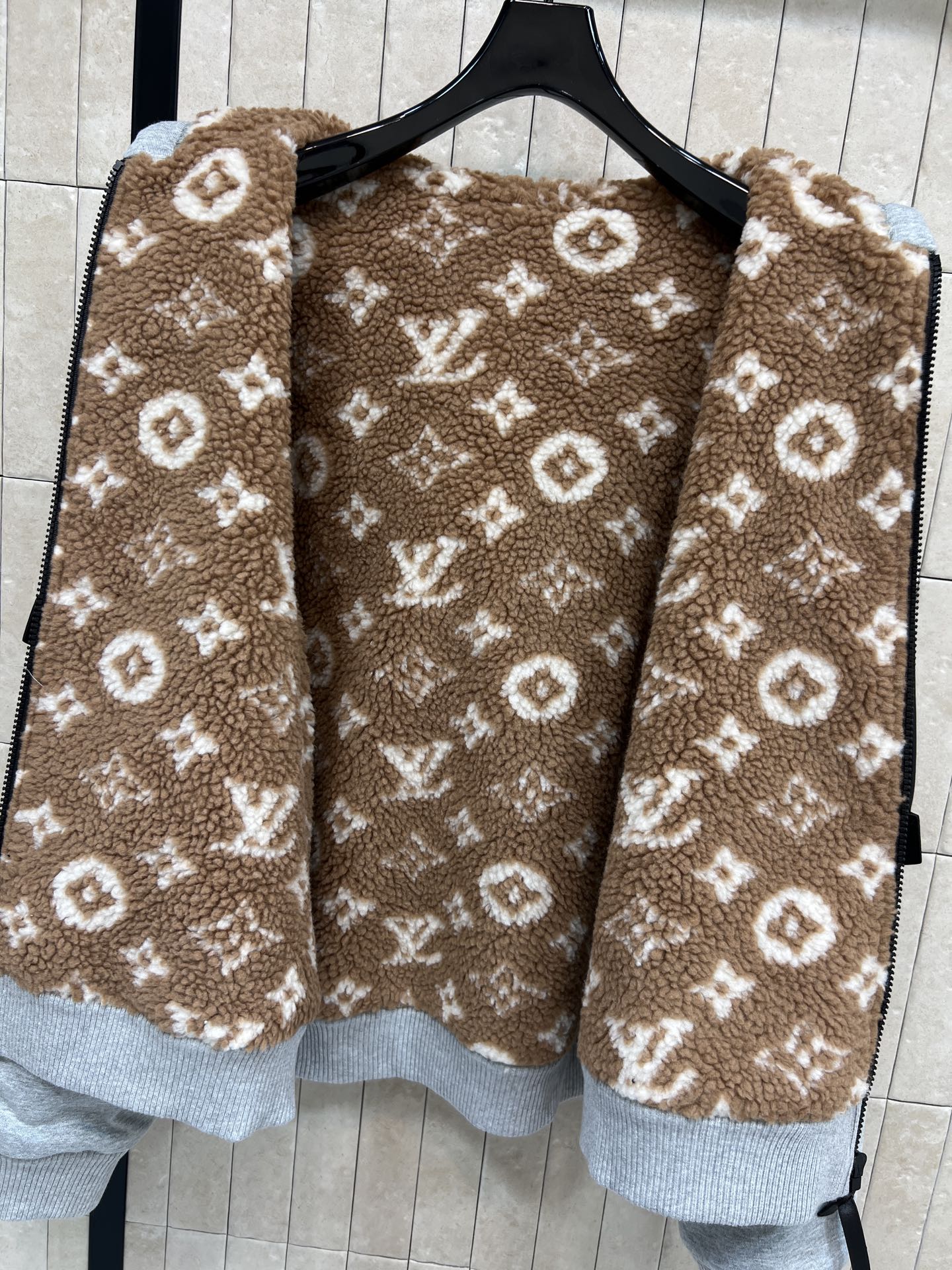 L家 26早春新款 连帽羊羔毛拉链卫衣外套 版型宽松百搭不挑人 彰显减龄青春活力气息内里老花羊羔毛加绒设