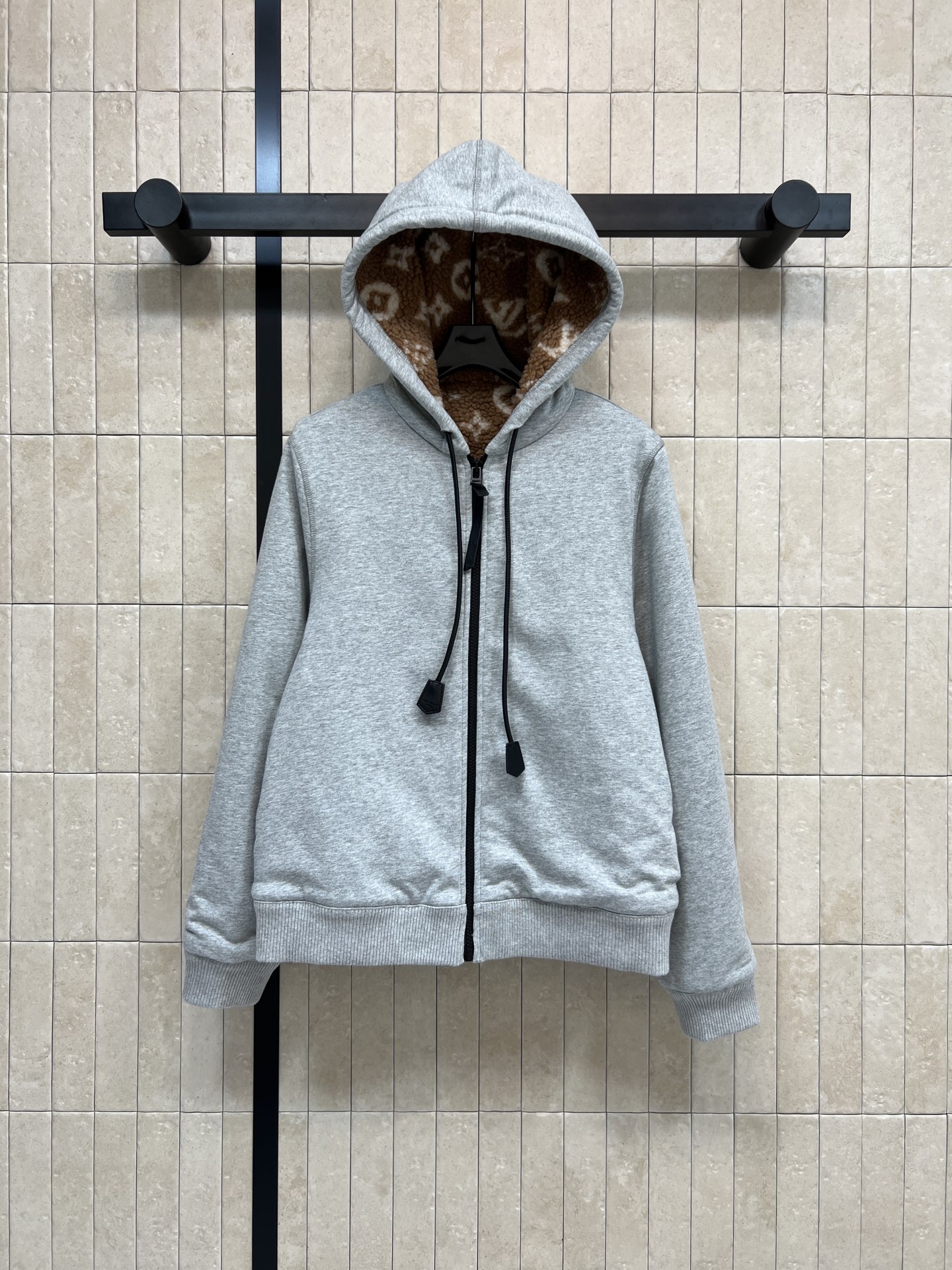 NO:684776,L's new 26 early spring hooded lambswool zipper sweatshirt jacket. The fit is loose, versatile and not picky. It highlights the youthful and energetic atmosphere of age reduction. The interior is designed with presbyopic lambswool plus velvet. It has perfect thermal insulation. It is perfect for autumn and winter!  Gray and black are super versatile. It can be worn with jeans or casual pants. It can be worn for commuting and leisure. The short version is super friendly to little people. It increases the proportion of the body. It is simple and high-end and easy to achieve!  Two colors and four sizes Size/S-M-L- XL,,louis vuitton,hoodie,sweatshirts,jeans,jackets & coats,hats,19860909L家 26早春新款 连帽羊羔毛拉链卫衣外套 版型宽松百搭不挑人 彰显减龄青春活力气息内里老花羊羔毛加绒设计 保暖力满分 秋冬穿超合适！灰色黑色超百搭 随便配牛仔裤、休闲裤都OK 通勤休闲都能穿 短款版型对小个子超友好 拉高身材比例 简约高级感轻松拿捏！两色四码 Size/S-M-L- XL,,louis vuitton,hoodie,sweatshirts,jeans,jackets & coats,hats,,Women's clothing