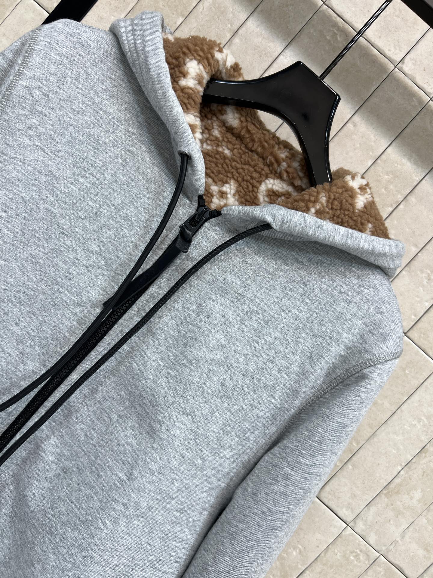 L家 26早春新款 连帽羊羔毛拉链卫衣外套 版型宽松百搭不挑人 彰显减龄青春活力气息内里老花羊羔毛加绒设