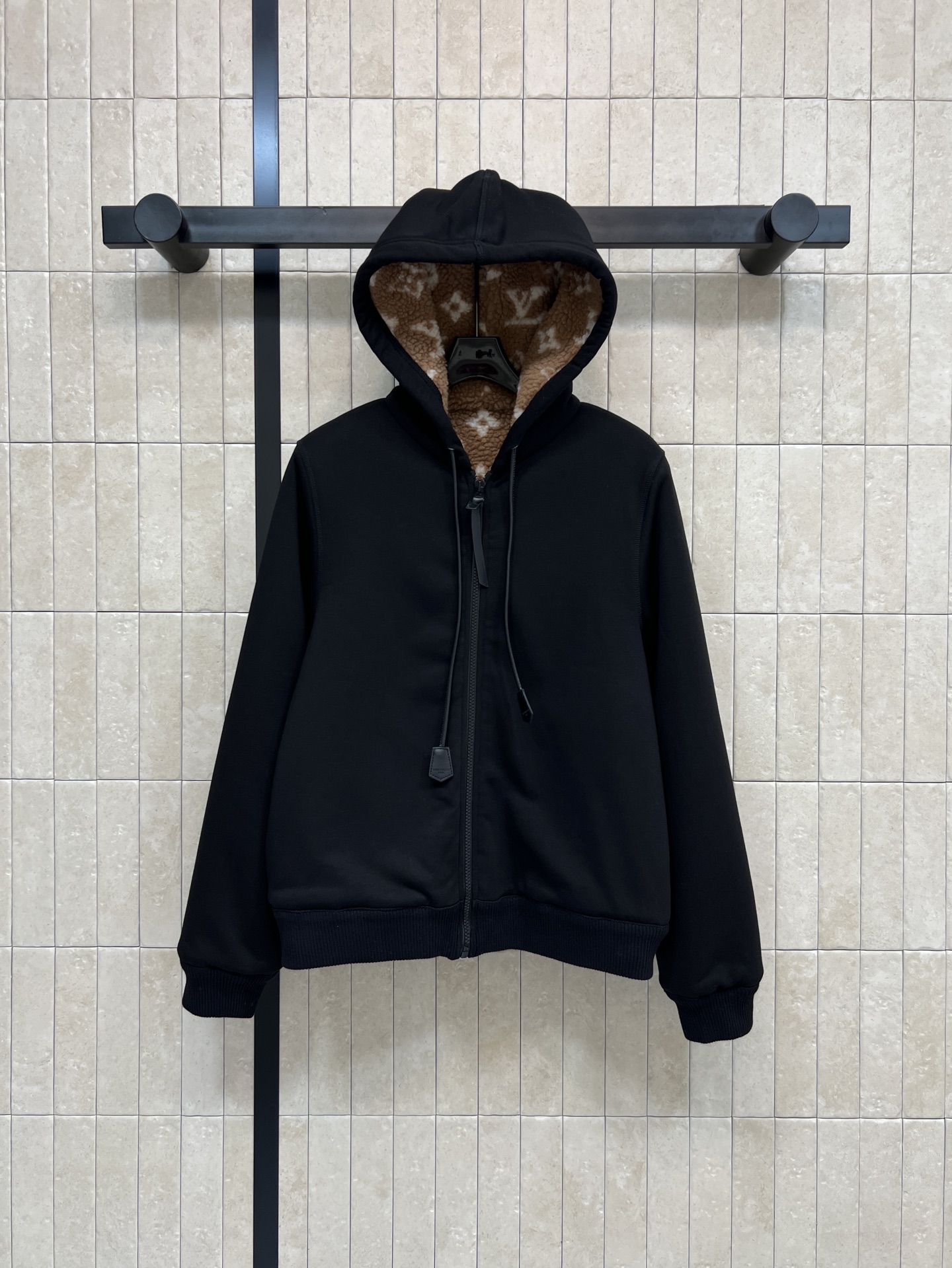 NO:684789,L's new 26 early spring hooded lambswool zipper sweatshirt jacket. The fit is loose, versatile and not picky. It highlights the youthful and energetic atmosphere of age reduction. The interior is designed with presbyopic lambswool plus velvet. It has perfect thermal insulation. It is perfect for autumn and winter!  Gray and black are super versatile. It can be worn with jeans or casual pants. It can be worn for commuting and leisure. The short version is super friendly to little people. It increases the proportion of the body. It is simple and high-end and easy to achieve!  Two colors and four sizes Size/S-M-L- XL,,louis vuitton,hoodie,sweatshirts,jeans,jackets & coats,hats,19860909L家 26早春新款 连帽羊羔毛拉链卫衣外套 版型宽松百搭不挑人 彰显减龄青春活力气息内里老花羊羔毛加绒设计 保暖力满分 秋冬穿超合适！灰色黑色超百搭 随便配牛仔裤、休闲裤都OK 通勤休闲都能穿 短款版型对小个子超友好 拉高身材比例 简约高级感轻松拿捏！两色四码 Size/S-M-L- XL,,louis vuitton,hoodie,sweatshirts,jeans,jackets & coats,hats,,Women's clothing