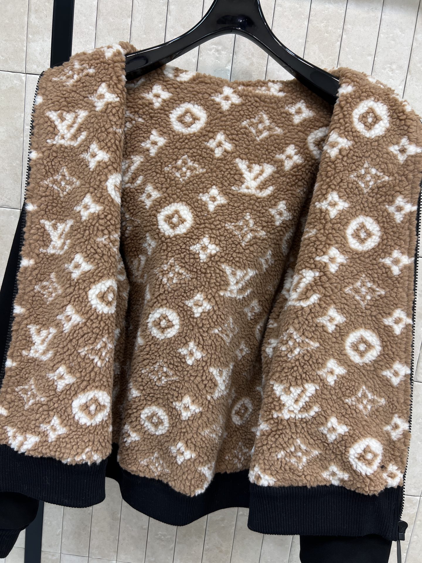 L家 26早春新款 连帽羊羔毛拉链卫衣外套 版型宽松百搭不挑人 彰显减龄青春活力气息内里老花羊羔毛加绒设